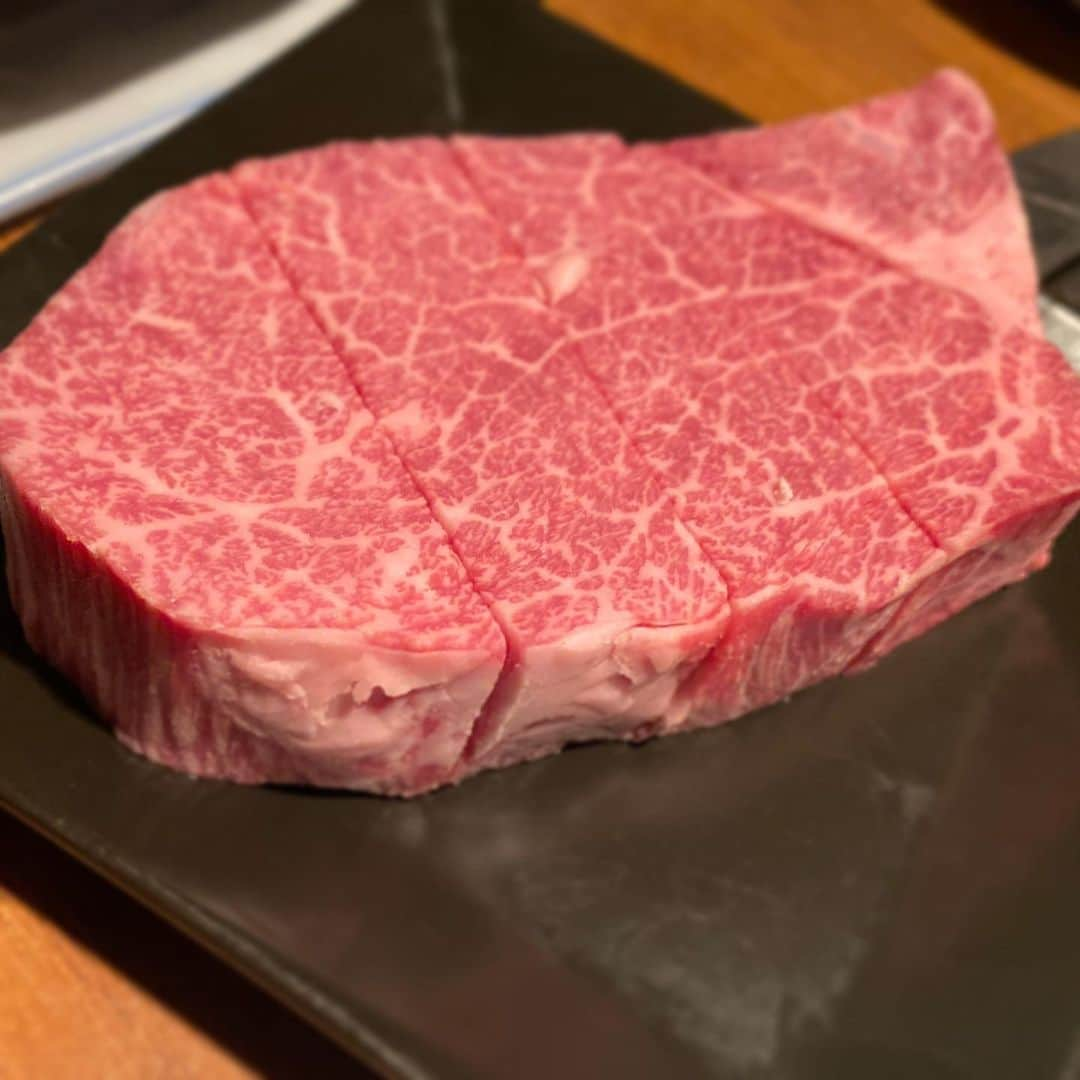 繁田梨世のインスタグラム：「またまたお肉🥩  . . 連続でお肉です。 . . 難波にある焼肉屋さんに前に連れて行ってもらいました！ . . 美味しいところしか聞かされてなくて行ったらほんまに全部美味しい🥰 . . 赤身も最高やし、シャトーブリアンなんかはもうトロける🥺🥺  . . 大好きなレバーも食べれて幸せな日でした！ こんなに美味しいお店なのに名前忘れた😭💦 . . 早くまた焼肉行きたい〜！ . . #難波#焼肉#名前忘れた#絶対一人で入りにくい#予約制#赤身#タン#レバー#最高#シャトーブリアン#美味しすぎ#飛び跳ねた#ご褒美#肉女子」