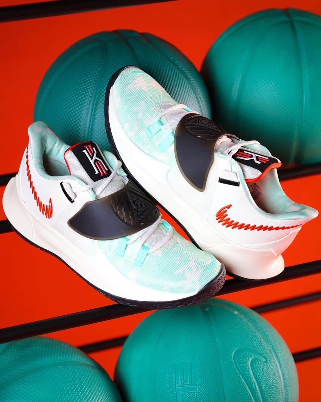 Foot Lockerのインスタグラム：「Stop - n-go 🏀 The #Nike Kyrie 3 Low 3 is now available online.」