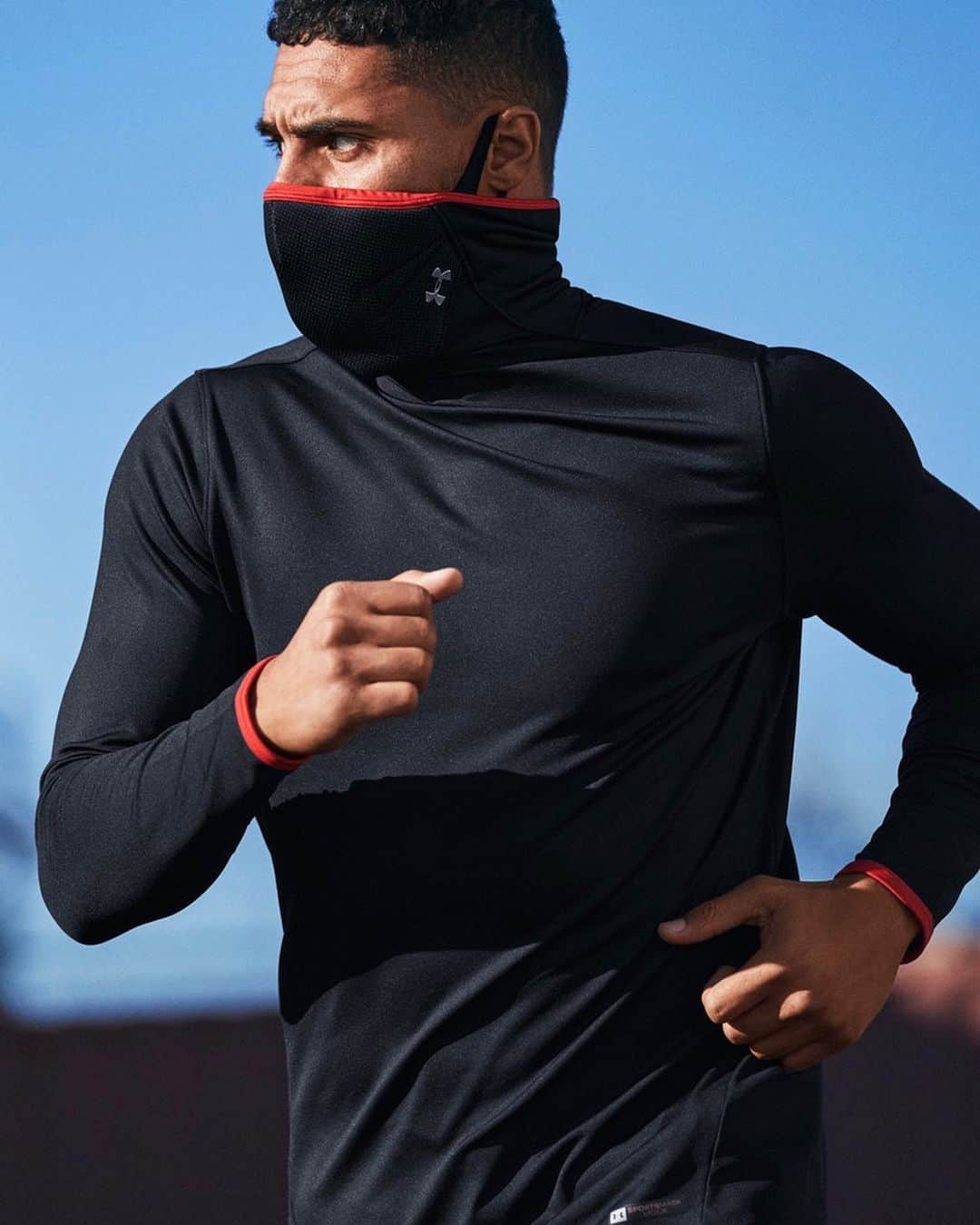 Under Armourのインスタグラム：「The mock neck you wear to train all winter now comes with a #UASPORTSMASK built right in. The hidden ear loops keep it in place for the versatility you need. Shop now via link in bio.」