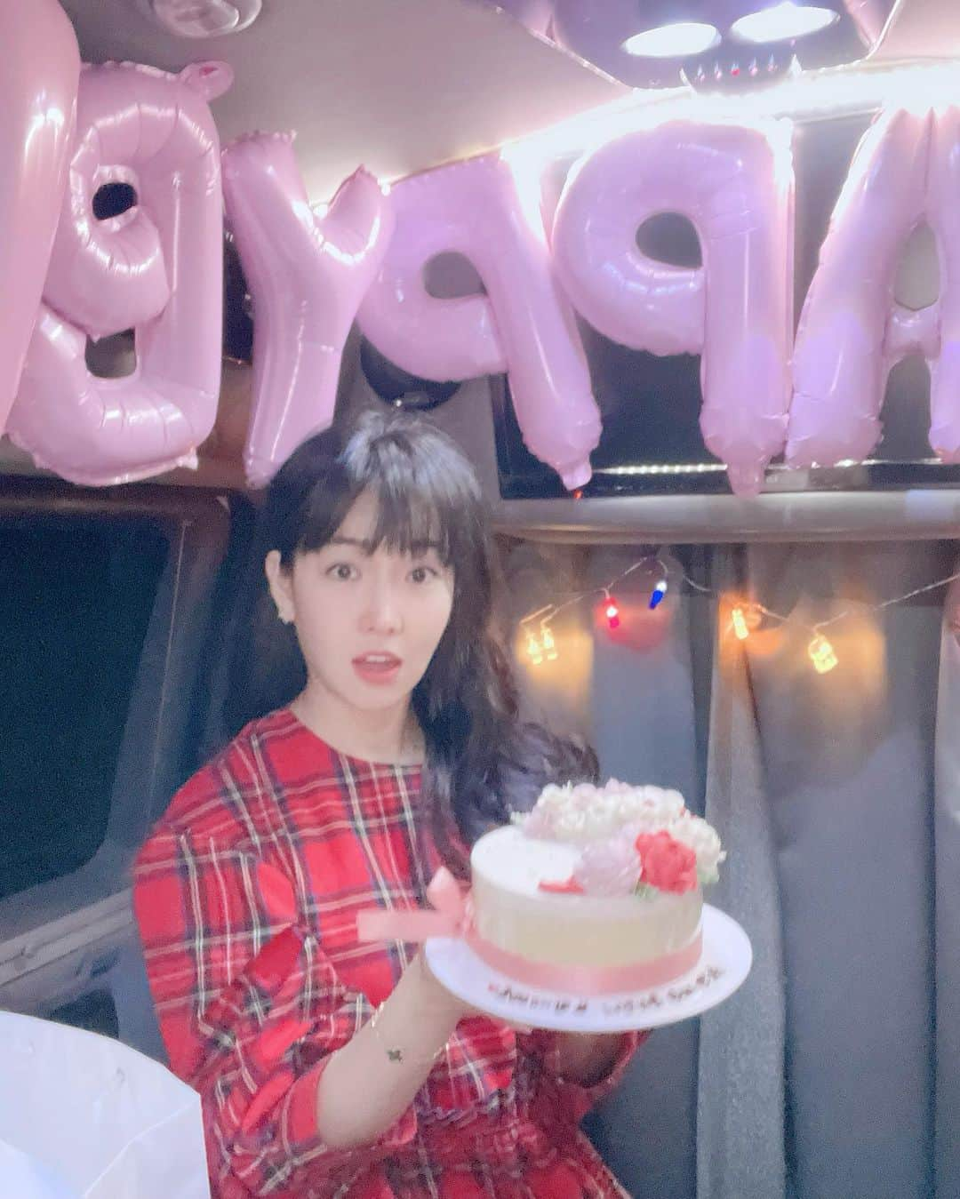 イ・ユリさんのインスタグラム写真 - (イ・ユリInstagram)「생일 축하해주셔서 감사합니다💕💕 많은 사랑을 받아서 행복합니다😊😊 #이유리#팬분들#제작진분들#연지#감사합니다#생일#행복한하루💕」1月29日 0時01分 - leeyuri007