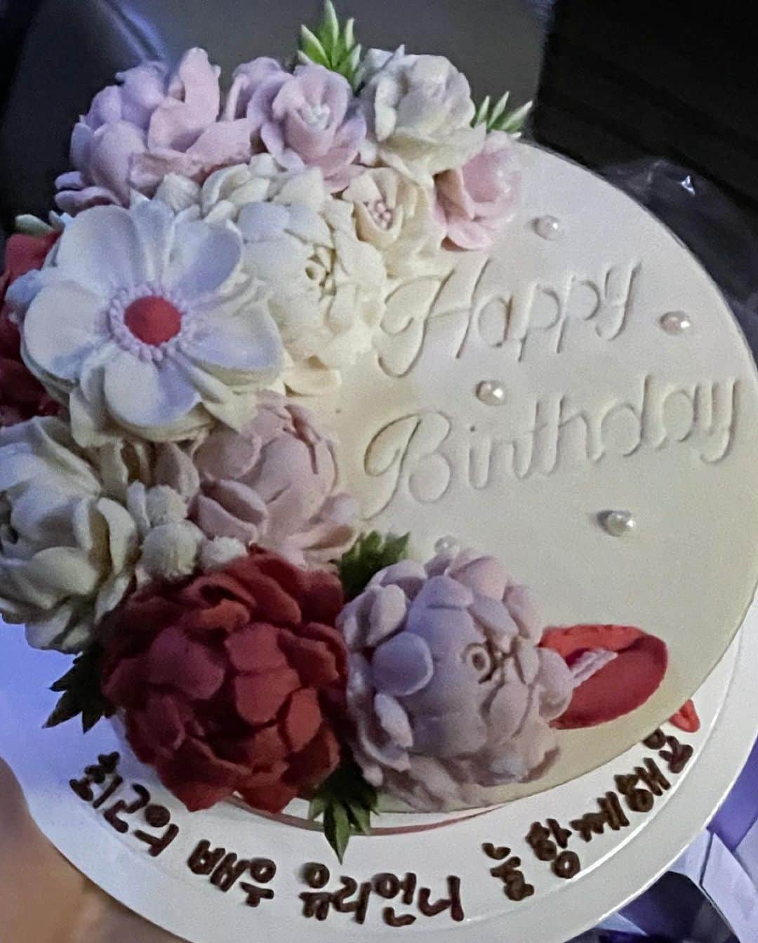 イ・ユリさんのインスタグラム写真 - (イ・ユリInstagram)「생일 축하해주셔서 감사합니다💕💕 많은 사랑을 받아서 행복합니다😊😊 #이유리#팬분들#제작진분들#연지#감사합니다#생일#행복한하루💕」1月29日 0時01分 - leeyuri007
