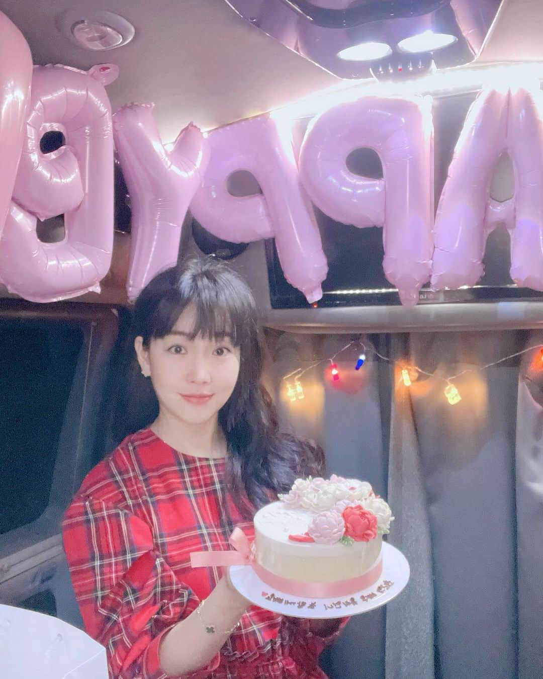 イ・ユリのインスタグラム：「생일 축하해주셔서 감사합니다💕💕 많은 사랑을 받아서 행복합니다😊😊 #이유리#팬분들#제작진분들#연지#감사합니다#생일#행복한하루💕」