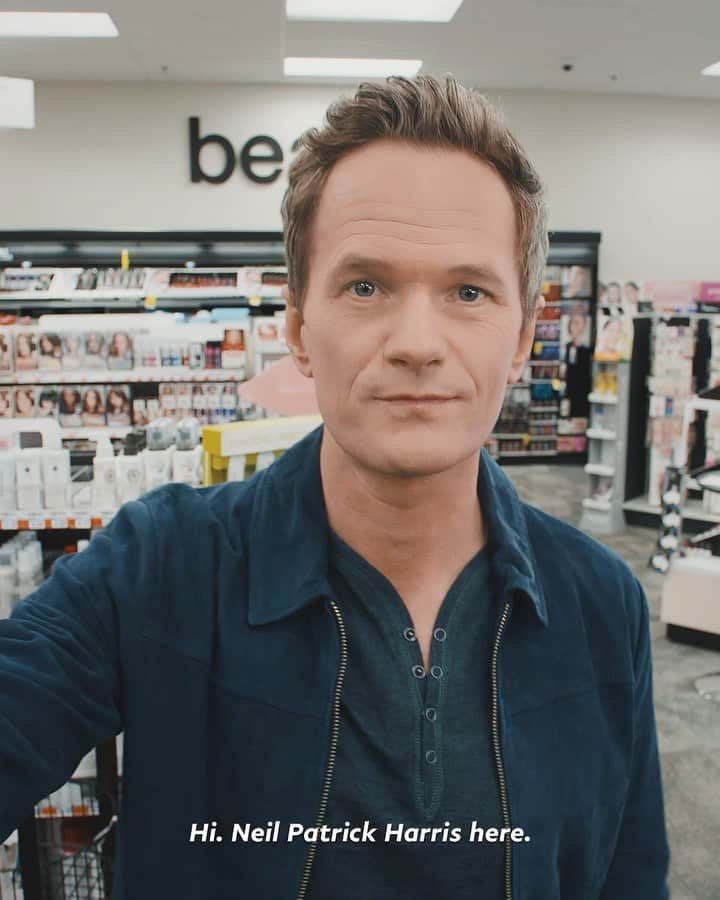 ニール・パトリック・ハリスのインスタグラム：「Add a lil touch free magic at checkout with @PayPal and @Venmo QR codes to help keep shopping trips fast, safe and secure. Apparently, there are safer ways to shop besides locking yourself in a @CVSPharmacy overnight. Who knew? Shop safe and pay less touchy. #ThankQRC #PayPalPartner」