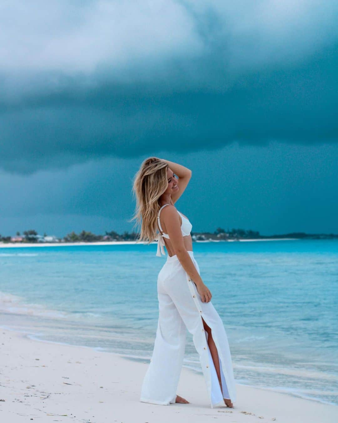 サシャ・カリスのインスタグラム：「Playing in the rain ☔️  Linking some of my favorite beach pants in @liketoknow.it 😍 Which photo is you favorite? 1, 2, or 3?  http://liketk.it/3719P @liketoknow.it #liketkit #LTKstyletip #LTKswim #LTKVDay Shop your screenshot of this pic with the LIKEtoKNOW.it shopping app」