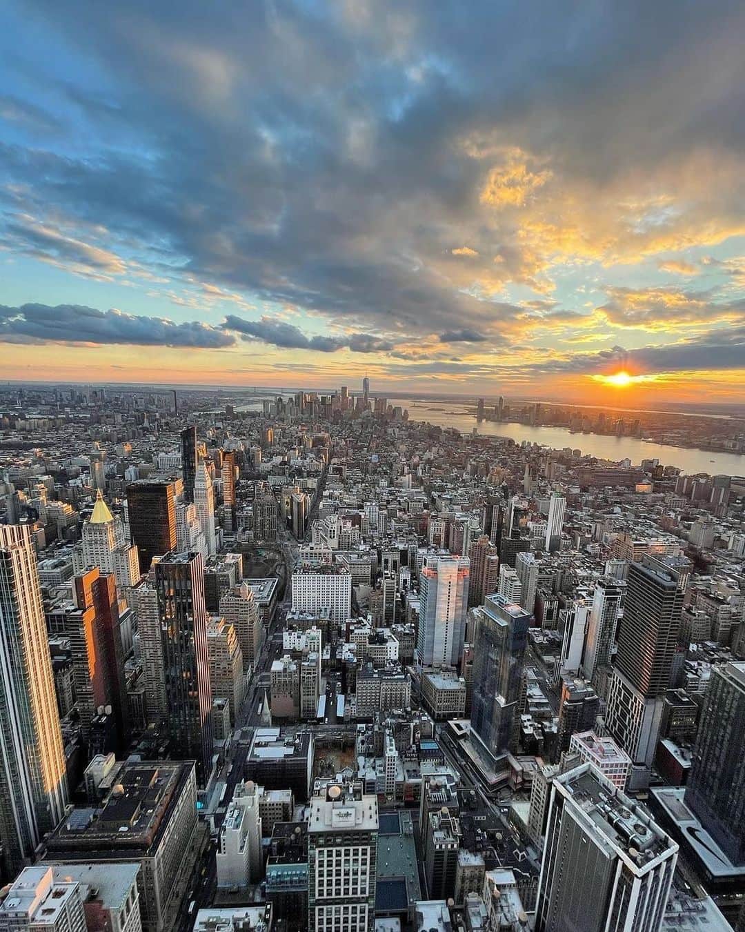 Empire State Buildingのインスタグラム：「This will be your New York moment. ⠀⠀⠀⠀⠀⠀⠀⠀⠀ 📷: @dbarrera1975 #EmpireStateBuilding」