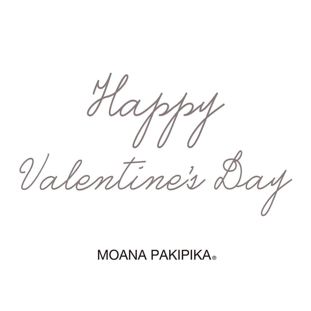 FRAGRANCYさんのインスタグラム写真 - (FRAGRANCYInstagram)「【MOANA PAKIPIKA】 Happy Valentine’s Day❣️  大切な人へ贈るバレンタインギフトはお決まりですか？  #モアナパキピカ は#オハナマハロ の姉妹ブランド🌊 13種類の#オーデコロン が発売中。 チョコレートと一緒に#モアナパキピカ の香りの プレゼントはいかがですか💁‍♀️  *☾𓆉┈︎┈︎┈︎┈︎┈︎┈︎┈︎┈︎┈︎┈︎┈︎┈︎┈︎┈︎┈︎┈︎┈︎┈︎┈︎┈︎┈︎┈︎𓆉☾*  @moanapakipika #fragrancy_online #fragrancyonline #fragrancy #moanapakipika #japan #fragrance #eaudecologne #unisex #gift #フレグランシーオンライン #フレグランシー #さわやか #清潔感 #モテ香水 #ユニセックス ﻿ #おしゃれさんと繋がりたい #おしゃれ男子 #バレンタイン #プレゼント #ギフト  #香りのある暮らし #香りのある生活」1月28日 15時19分 - fragrancy_online
