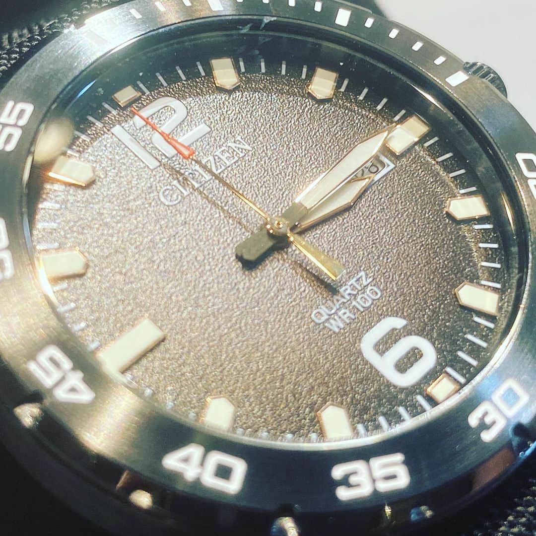 のインスタグラム：「CITIZEN BI1045-05E 日本未発売モデル 11,400円  1万円ちょっとで、 この文字盤の仕上げには驚きです！ スポーティーなテイストですが、スーツに合わせてもかっこいいです。 プレゼントにも是非！」