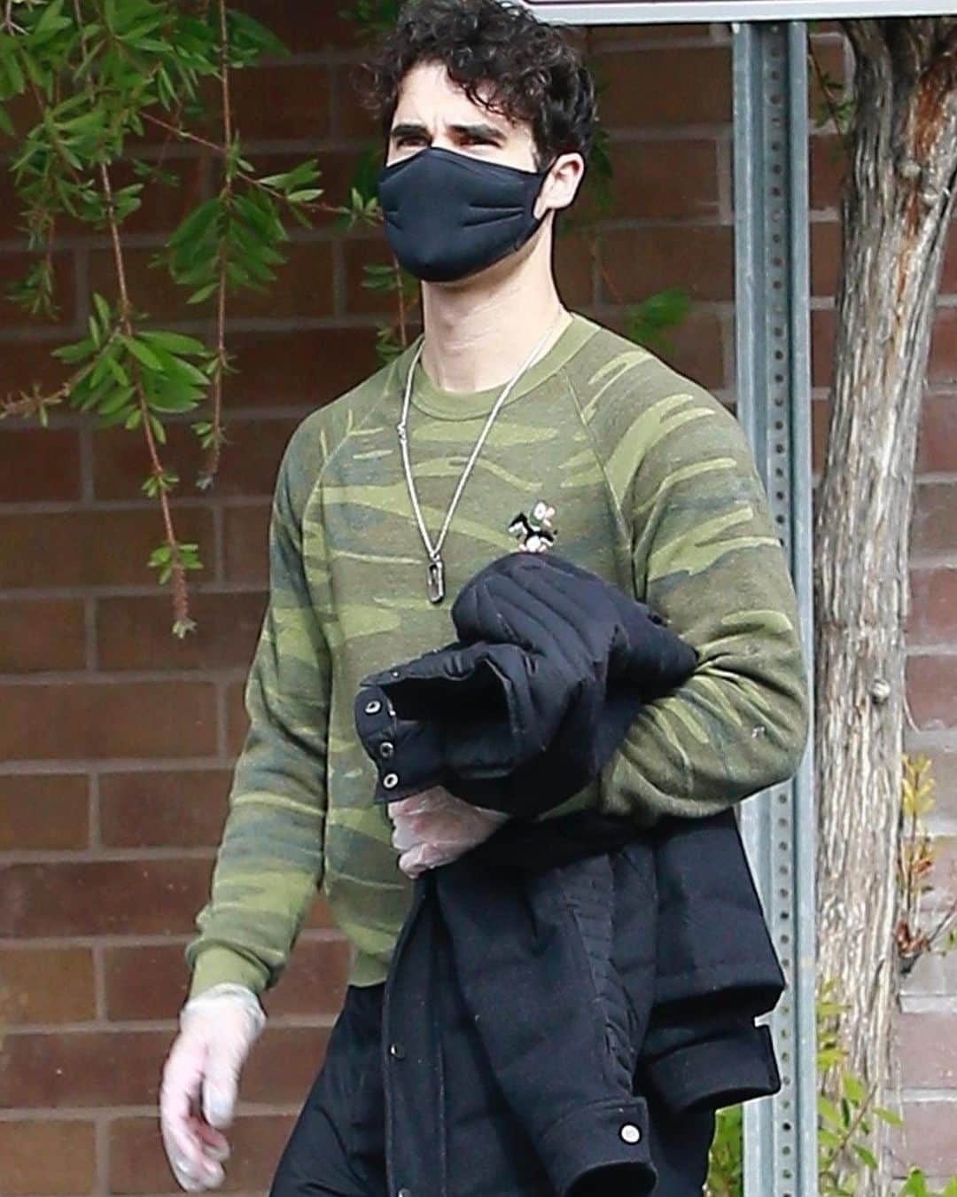 Just Jaredさんのインスタグラム写真 - (Just JaredInstagram)「@darrencriss stays super safe in a face mask & gloves while heading out after a workout.  #DarrenCriss Photos: backgrid」1月28日 15時20分 - justjared