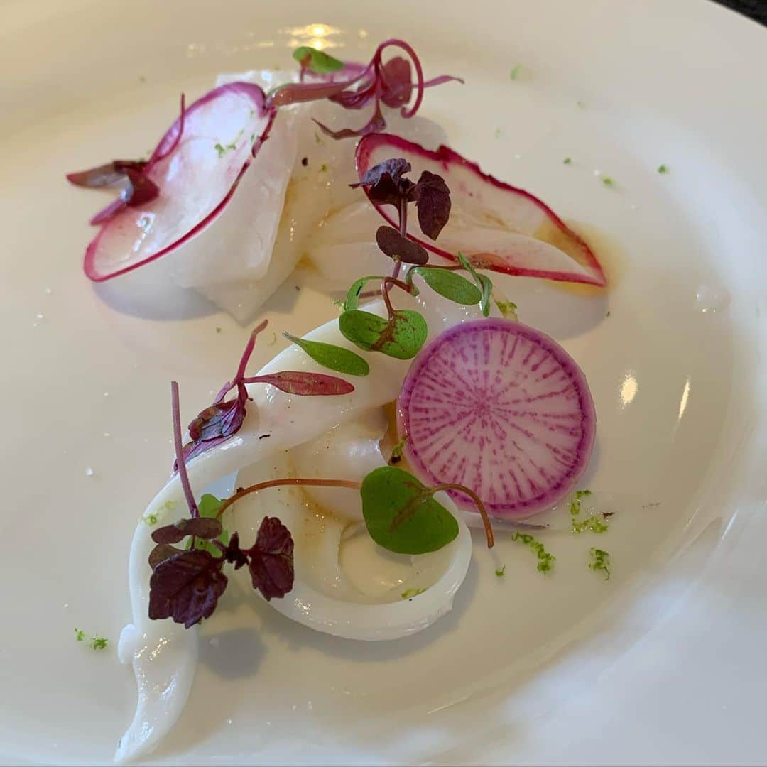 のインスタグラム：「カジュアルフレンチ ONZE（オーンズ） ランチをコースで🍴🥂  なんと二人で貸切✨  コースのお客様がいるときには 通常のランチをしないそうで 開放的な気分で楽しくおしゃべりができましたっ😆  食材そのもののお味も美味しいし 都会では味わえない 田舎暮らしの醍醐味かもっ  #カジュアルフレンチ #オーンズ #レストラン #ランチ #米子 #田舎暮らし #田舎移住 #都心から田舎へ」