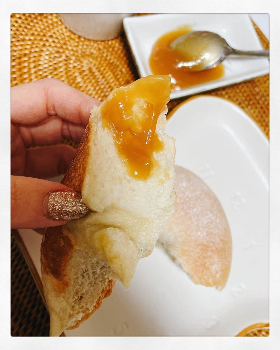 小川麻琴さんのインスタグラム写真 - (小川麻琴Instagram)「地元新潟県にある「越後みそ西」さん(@echigomisonishi )のインスタを見ていて、とっても気になっていた「あんこジャム　みそあん」が届きました💞  パンに塗って食べる味噌なんて新しいー😍  早速お昼にベーグルに塗って食べたのですが、甘じょっぱいみそあんがシンプルなベーグルにめちゃくちゃ合いました🥯💞  パンと味噌の組み合わせ最高✨  今度は食パンにこのジャム塗って、チーズのせてトーストして食べてみたい！ 味噌とチーズも絶対合うもの😍  #越後みそ  #越後みそ西  #あんこジャム  #みそあん  #ラクダピクニック  #酒粕 #ベーグル  #まことパン #まことベーグル #パンスタグラム」1月28日 15時22分 - 1029_makoto