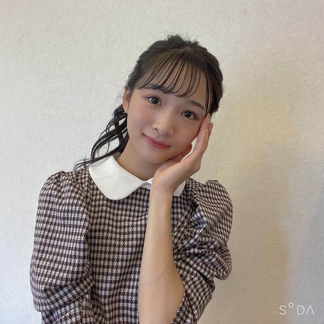 のインスタグラム：「＊ このトップスはしまむらです☻ 形も襟も好き！  今まで髪巻か無かったけど、やっぱり巻くとテンション上がるね🥳 ヨシンモリって巻き方にハマってる！  #ニコプチ #中山あやか #しまむら」