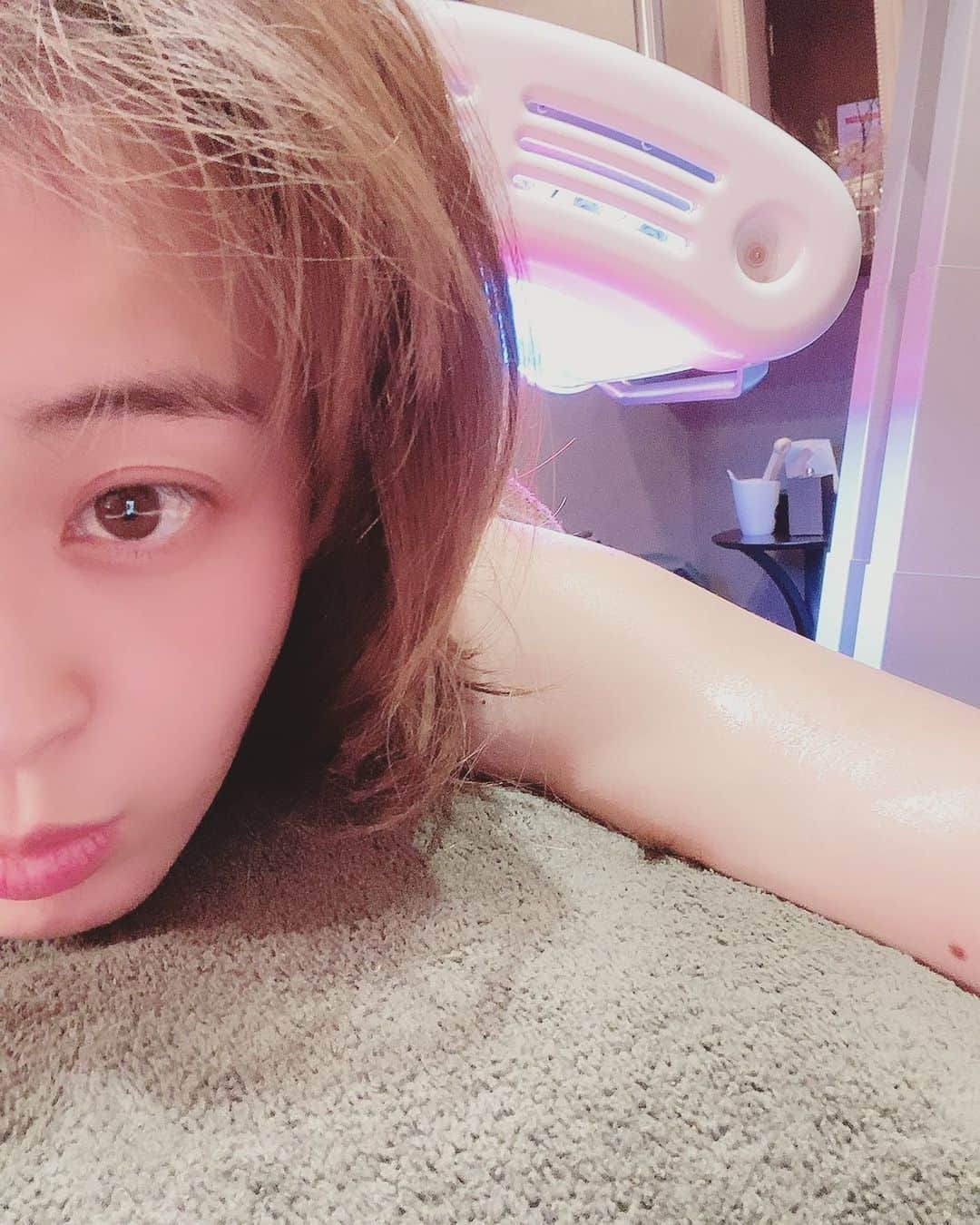 田中理恵さんのインスタグラム写真 - (田中理恵Instagram)「免疫アップ 筋肉、骨の強化 美肌 寒いから、なかなか紫外線を浴びる事ないのでコラーゲンマシーンをあてに行ってきました。  ほんのり暖かくて気持ちが良かったです。 とにかく、免疫力アップして気持ちも元気でいたいですね！  @y.iwasa  @lemieux.2004」1月28日 15時29分 - riiiiiie611