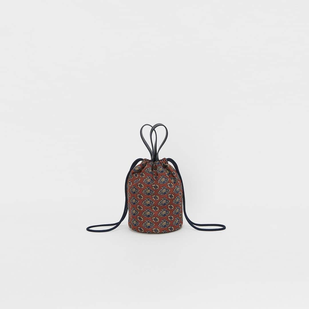 エンダースキーマのインスタグラム：「2021ws(winter/spring) will be at stores from the 6th of Feb﻿ *flagship stores @sukima_shop and retailers in Japan﻿ *abroad mid Mar﻿ ﻿ model: pouchsack﻿ color: paisley, flower, eyeball﻿ ﻿ #henderscheme #2021ws」