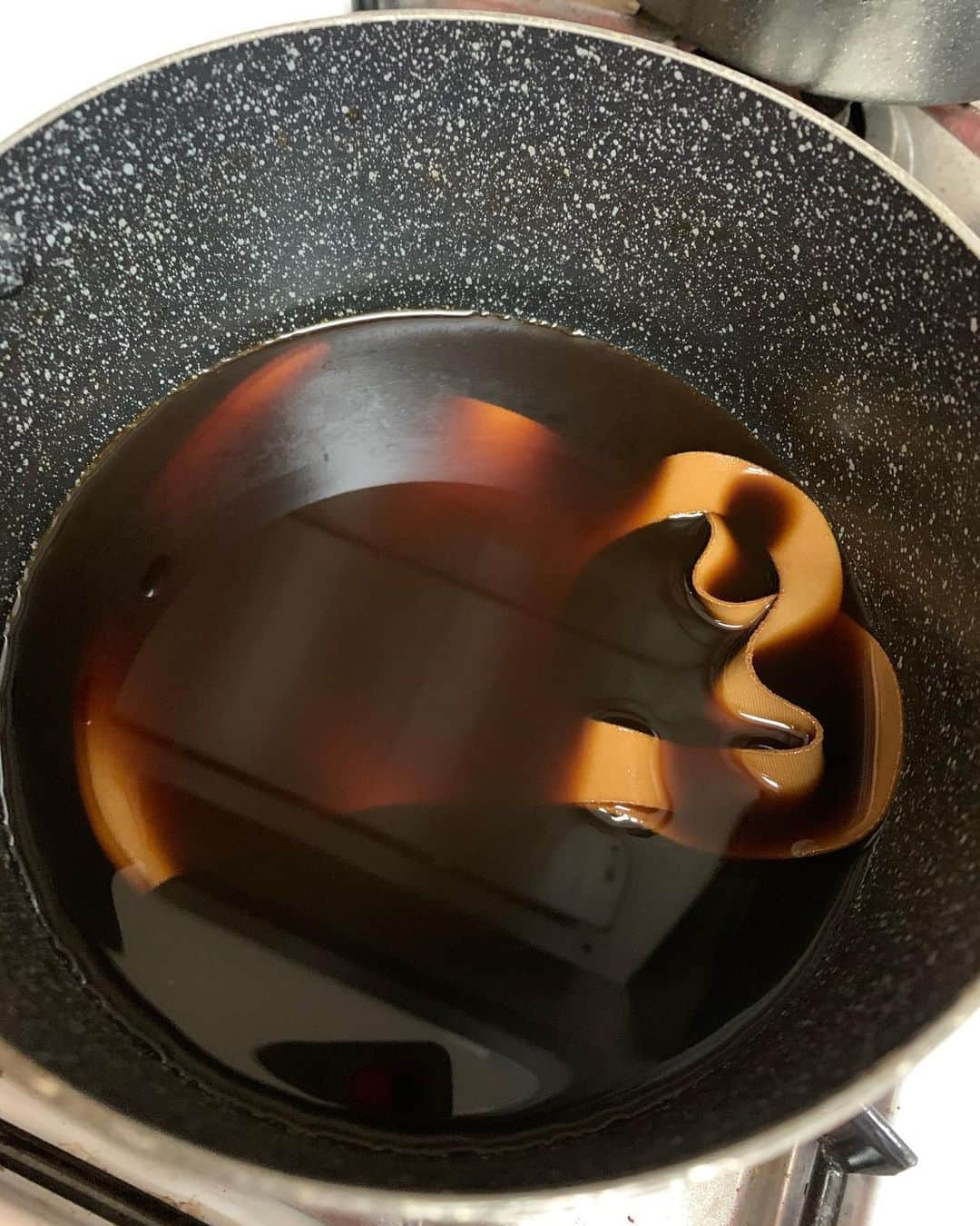 HIMIKOのインスタグラム：「マスクのコーヒー染め  ブラウンのマスクが1番顔なじみもよく どんな服にでも合うのに売ってないなぁ だったら染めてみようという事で コーヒーにヒタヒタ 下処理として牛乳に漬けてタンパク質を 結合させるらしいっす その後にコーヒーで煮て染める 塩で色止めして出来上がり いい色になって満足 2枚目にあるよう元はベージュのマスク 並べるとかなり染ったのがわかります ちょっと色ムラになったのが スエード風に見えます しかし、マスクを着けると 世界がコーヒー牛乳の匂いしかしない！ 最初はいい匂いだったのが 3時間後には気持ち悪くなって 新しくマスクを買う  ブラウンのマスク売ってないかなぁ   #マスク #マスク染め #キレイめカジュアルコーデ #大人カジュアル #大人ファッション #大人コーデ #大人メイク #大人スタイル」