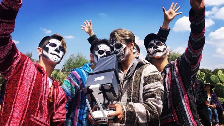 野替愁平のインスタグラム：「2017年3月10日 メキシコにて... 「DO PARTY」MV監督ニノさんに ドローンを教わる...あぁ、楽しかった。 このメイク...やばいな😂😂これで歩き回ってました🤣🤣  #懐かしいシリーズ」