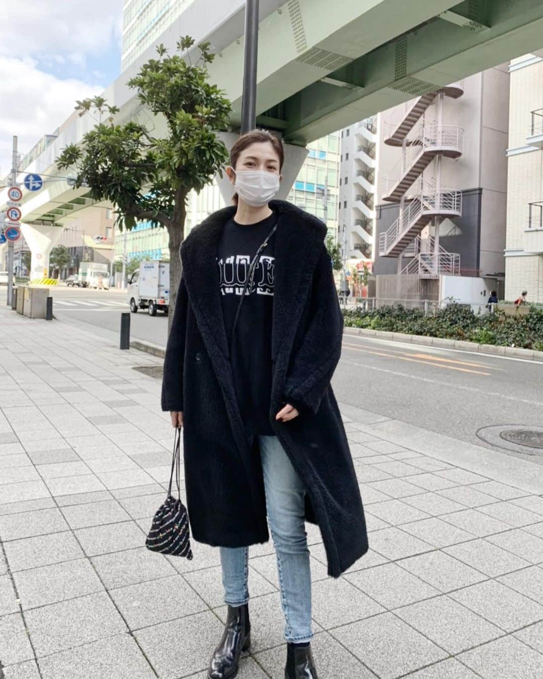 宇井愛美のインスタグラム：「昨日のコーデ。 . ブーツの季節はスキニー率がとても高い。❄️ . . CÉUEU High Rise skinny denim  Used加工  @ceueu.japan  . . . サイズは 📷①.②Used加工は25 📷③One Washは24 をはいてるよ🌷 . . ハイウエストのスキニーが大好きでキレイな足のラインがでるように作りました^ ^ 冬はモコモコ着込むからウエストは少し緩めです。 チェックしてみてね❣️ . . . @u.m.t.j にも載せます。 . . . #céueu  #céueuデニム #スキニーデニム #デニムコーデ #冬コーデ #sacai #maxmara  #テディベアコート」