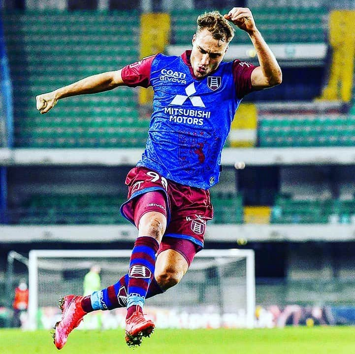 ACキエーヴォ・ヴェローナさんのインスタグラム写真 - (ACキエーヴォ・ヴェローナInstagram)「⚽️🕺🏼 Life is a dance 🕺🏼⚽️  #ilnostrofolleamor #chievo #chievoverona #forzachievosempre #calcio #seriebkt #deluca #gol #vittoria #bentegodi #march #chievocittadella」1月28日 15時39分 - acchievoverona