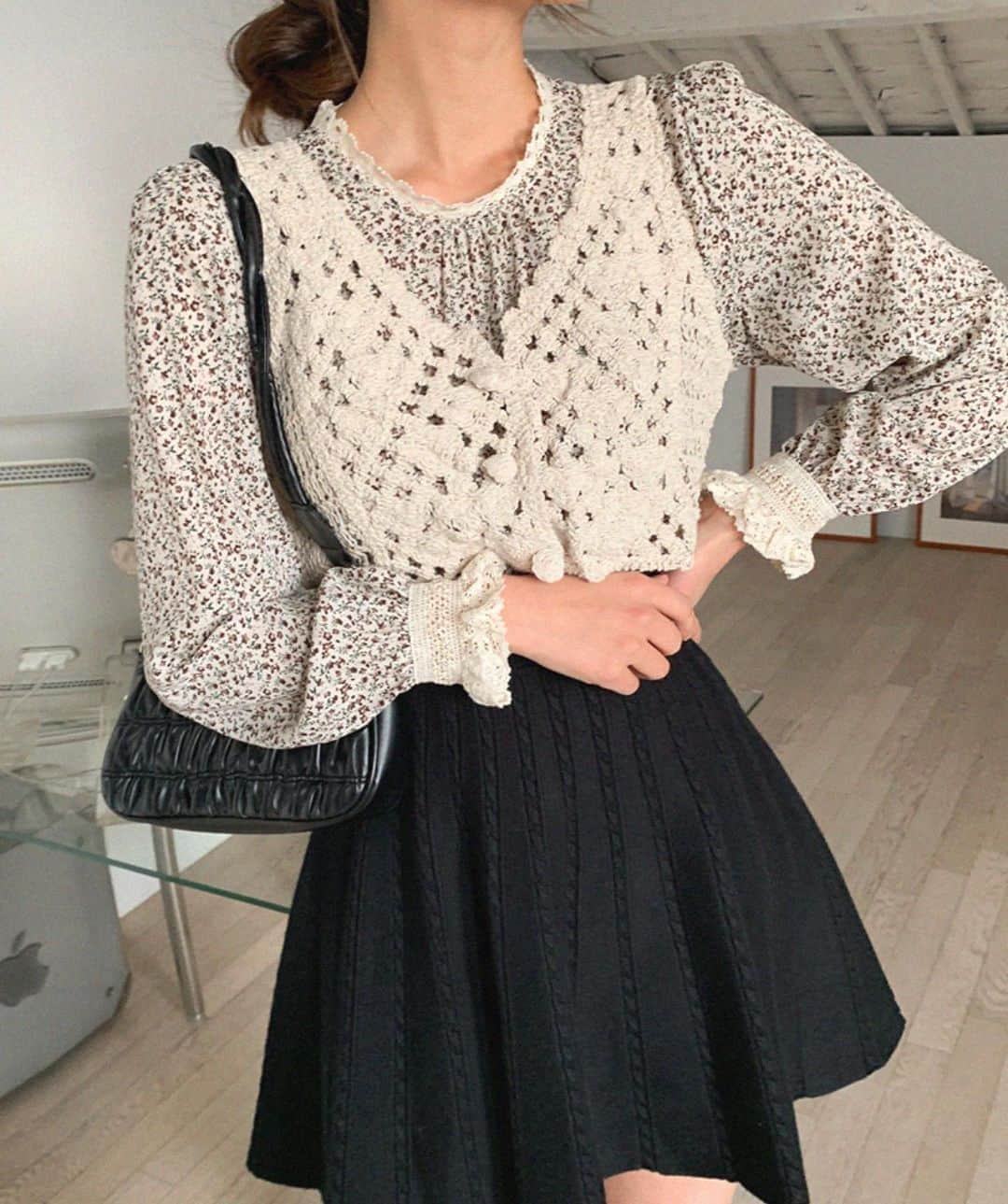 Fleur Fleurのインスタグラム：「睇完我哋嘅直播係咪都心郁郁呢？🥳🌼🌺🌷 今次好多好靚嘅上衣 我哋嘅message現在非常之爆滿 店員都努力回答中🥲💪🏻💪🏻💪🏻 各位請耐心等候🙏🏻✨✨✨  介紹吓呢個新款先 首先佢係兩件都可以分開着 一set兩件🥳✌🏻 剪裁着俾你睇都知道實在非常之靚 顏色有米白色同埋啡色兩個顏色選擇 其實兩個色都好好睇好難揀！🤦🏻‍♀️🤷🏻‍♀️   全線SS21都可享有八五折優惠 ⭐️CNY特別加送🌺: 購買三件全單八折！⭐️ 購物滿港幣$2500更可享免費順豐送貨服務！ 歡迎上嚟銅鑼灣門市試穿或者inbox直接購買 whatsapp: 5562-9458  銅鑼灣門市地址：銅鑼灣恩平道52號2樓A室」