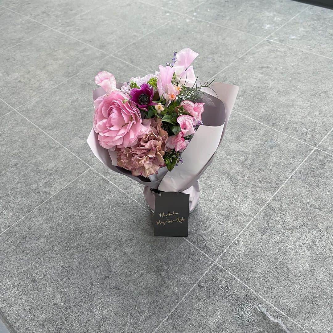 のインスタグラム：「先日現場でいただいたお花💐 うちには残念ながら花瓶とかなくて笑 このままダイニングテーブルの上に 置いてあります。長生きして🥺🤍  おうちにお花があると、 あ、いいかもって思ったので 花瓶買ってみようかな お花も買ってみようかなって思ってる。 いい感じに可愛くお花をアレンジできるような女子力とかあったら最高だなあ💭  女子力高めたい💐  #花のある暮らし #花束 #ていねいな暮らし #フラワーアレンジメント #インテリア雑貨 #インテリアコーディネート #インテリアフラワー #l4l #makeup#portrait#port#make#hair#model#giri #ootn #selfie #좋아요반사#팔로우미#맞팔#셀스타그램」