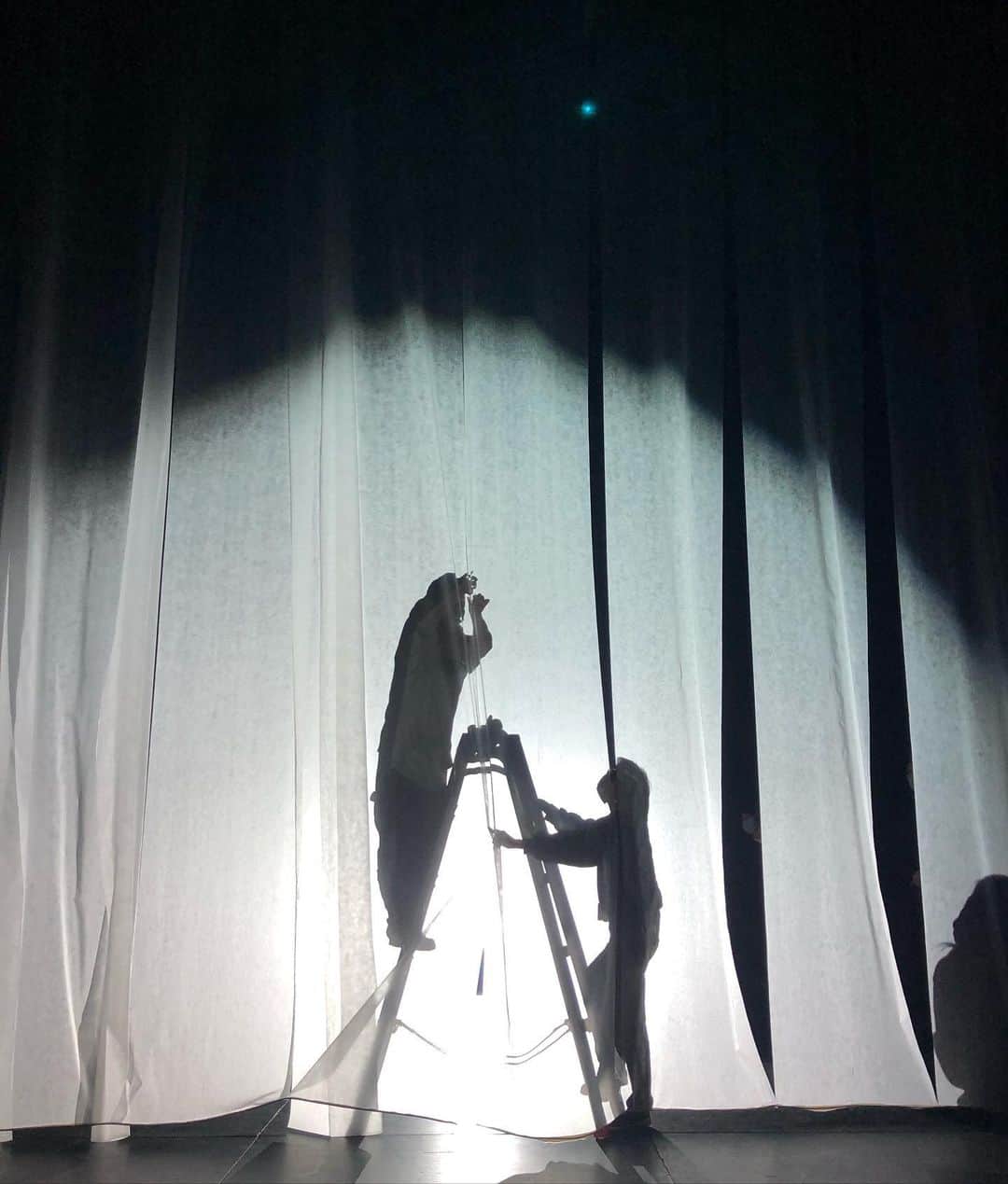 佐々木心音さんのインスタグラム写真 - (佐々木心音Instagram)「舞台の小屋入り初日に撮った、 お気に入りの一枚。 . 舞台監督さん自らの幕直し。 カッコいい写真。 . . . ありがとうございます。 . #myfavoritephoto #shadow #stage #cool #actstagram #actress #singersongwriter #japanesegirl #model #kokonesasaki #お気に入り写真 #舞台オフショット　#舞台監督さん  だよ　#私じゃないよ #光と影 #絵本みたい #自粛でネタがない の #バレバレ w  #過去の写真 #ごまかしてないつもり　#佐々木心音」1月28日 15時42分 - sasakikokone