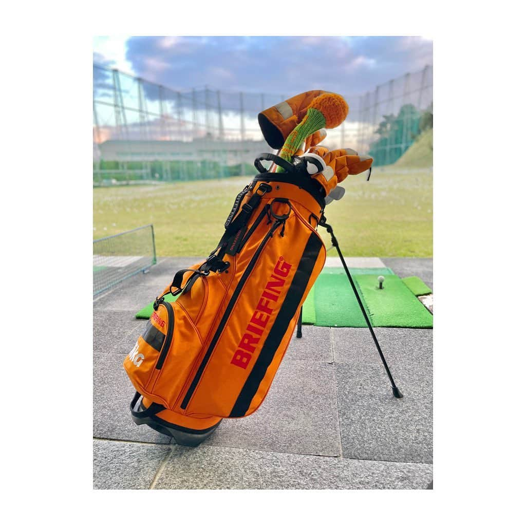 宮里美香さんのインスタグラム写真 - (宮里美香Instagram)「*** New golf bag!!!!!🤩 @briefing_official さんから練習用のスタンドバックが届きました！！ 名前入り🌺  今回は…私の大好きな色オレンジ🧡🧡 めっちゃくちゃカッコいい✨ そして、担ぎやすいです！ 遠くからもかなり目立つ♥️ . ポーチもオレンジ😍 . ブリーフィングさん、 いつもありがとうございます🥰 . #briefing #briefinggolf #golfbag  #new #myfavorite #color #orange  #tangerine #cool #thankyou  #ブリーフィング #ブリーフィングゴルフ  #ゴルフバッグ #めっちゃ #カッコいい  #大好きな色 #オレンジカラー #目立つ  #デザイン最高 #ありがとうございます」1月28日 15時53分 - mikamiyazato_official