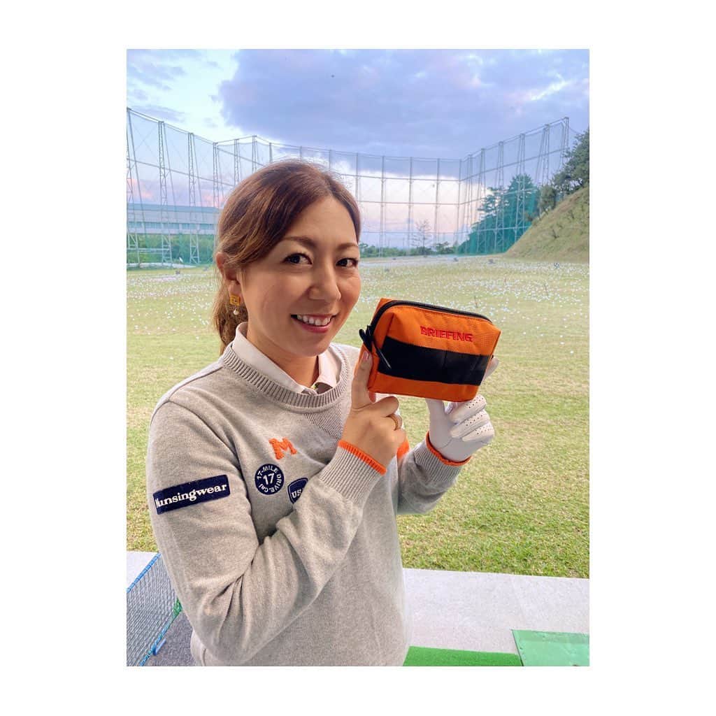 宮里美香さんのインスタグラム写真 - (宮里美香Instagram)「*** New golf bag!!!!!🤩 @briefing_official さんから練習用のスタンドバックが届きました！！ 名前入り🌺  今回は…私の大好きな色オレンジ🧡🧡 めっちゃくちゃカッコいい✨ そして、担ぎやすいです！ 遠くからもかなり目立つ♥️ . ポーチもオレンジ😍 . ブリーフィングさん、 いつもありがとうございます🥰 . #briefing #briefinggolf #golfbag  #new #myfavorite #color #orange  #tangerine #cool #thankyou  #ブリーフィング #ブリーフィングゴルフ  #ゴルフバッグ #めっちゃ #カッコいい  #大好きな色 #オレンジカラー #目立つ  #デザイン最高 #ありがとうございます」1月28日 15時53分 - mikamiyazato_official