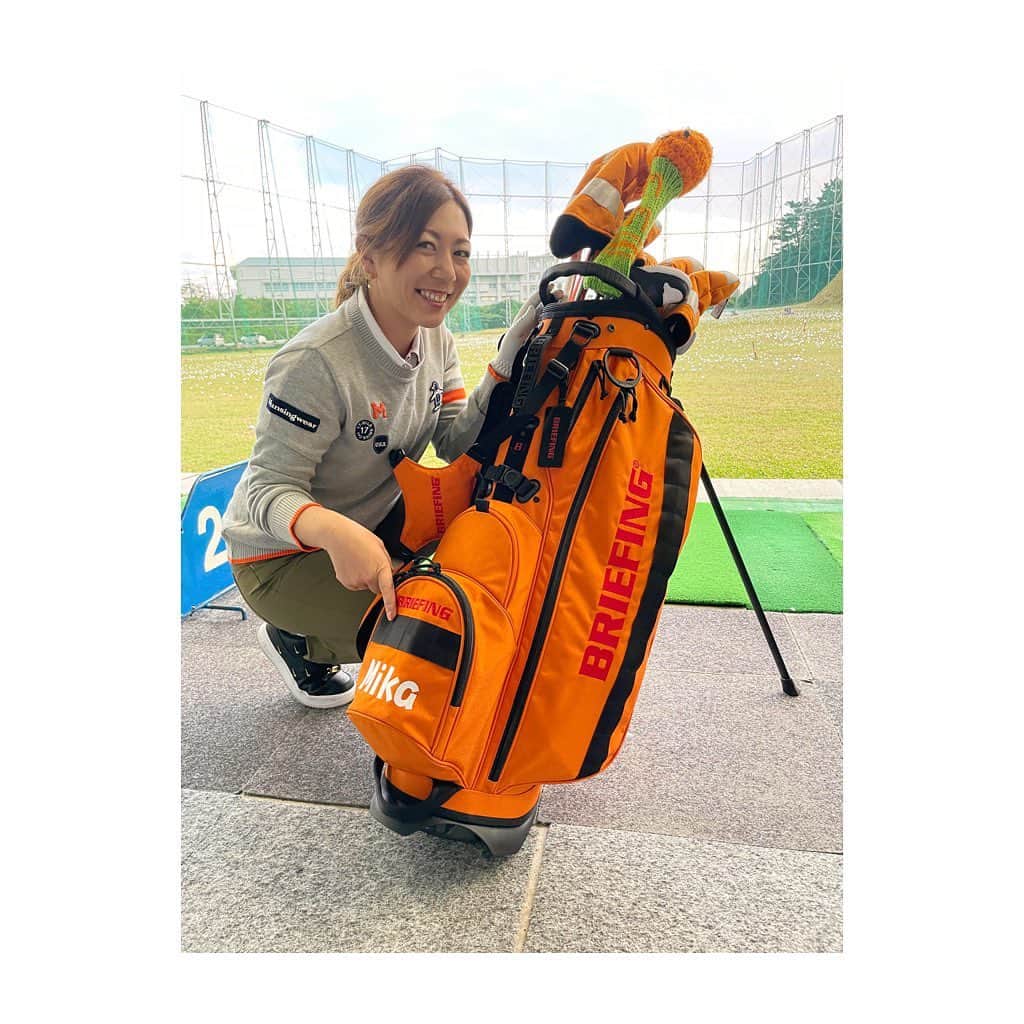 宮里美香さんのインスタグラム写真 - (宮里美香Instagram)「*** New golf bag!!!!!🤩 @briefing_official さんから練習用のスタンドバックが届きました！！ 名前入り🌺  今回は…私の大好きな色オレンジ🧡🧡 めっちゃくちゃカッコいい✨ そして、担ぎやすいです！ 遠くからもかなり目立つ♥️ . ポーチもオレンジ😍 . ブリーフィングさん、 いつもありがとうございます🥰 . #briefing #briefinggolf #golfbag  #new #myfavorite #color #orange  #tangerine #cool #thankyou  #ブリーフィング #ブリーフィングゴルフ  #ゴルフバッグ #めっちゃ #カッコいい  #大好きな色 #オレンジカラー #目立つ  #デザイン最高 #ありがとうございます」1月28日 15時53分 - mikamiyazato_official