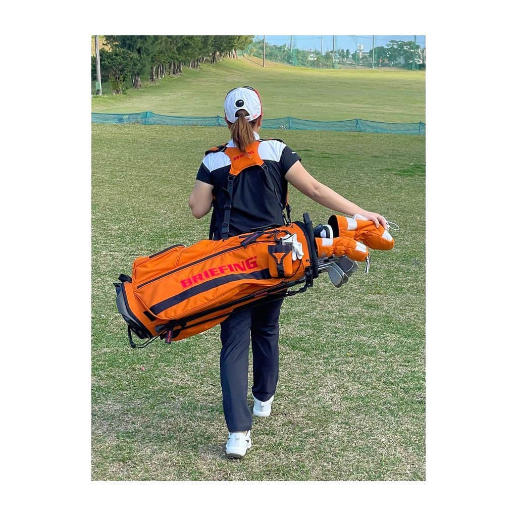 宮里美香さんのインスタグラム写真 - (宮里美香Instagram)「*** New golf bag!!!!!🤩 @briefing_official さんから練習用のスタンドバックが届きました！！ 名前入り🌺  今回は…私の大好きな色オレンジ🧡🧡 めっちゃくちゃカッコいい✨ そして、担ぎやすいです！ 遠くからもかなり目立つ♥️ . ポーチもオレンジ😍 . ブリーフィングさん、 いつもありがとうございます🥰 . #briefing #briefinggolf #golfbag  #new #myfavorite #color #orange  #tangerine #cool #thankyou  #ブリーフィング #ブリーフィングゴルフ  #ゴルフバッグ #めっちゃ #カッコいい  #大好きな色 #オレンジカラー #目立つ  #デザイン最高 #ありがとうございます」1月28日 15時53分 - mikamiyazato_official