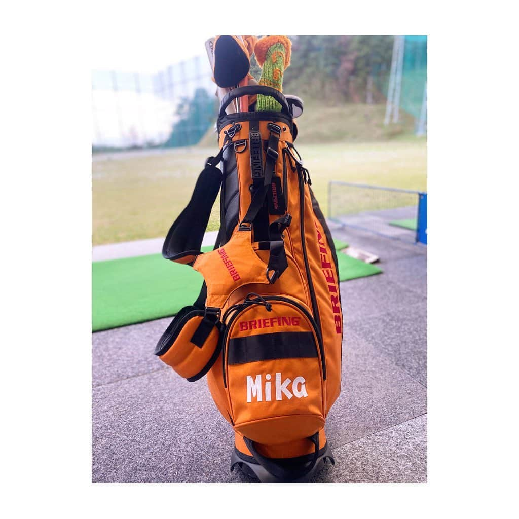 宮里美香さんのインスタグラム写真 - (宮里美香Instagram)「*** New golf bag!!!!!🤩 @briefing_official さんから練習用のスタンドバックが届きました！！ 名前入り🌺  今回は…私の大好きな色オレンジ🧡🧡 めっちゃくちゃカッコいい✨ そして、担ぎやすいです！ 遠くからもかなり目立つ♥️ . ポーチもオレンジ😍 . ブリーフィングさん、 いつもありがとうございます🥰 . #briefing #briefinggolf #golfbag  #new #myfavorite #color #orange  #tangerine #cool #thankyou  #ブリーフィング #ブリーフィングゴルフ  #ゴルフバッグ #めっちゃ #カッコいい  #大好きな色 #オレンジカラー #目立つ  #デザイン最高 #ありがとうございます」1月28日 15時53分 - mikamiyazato_official