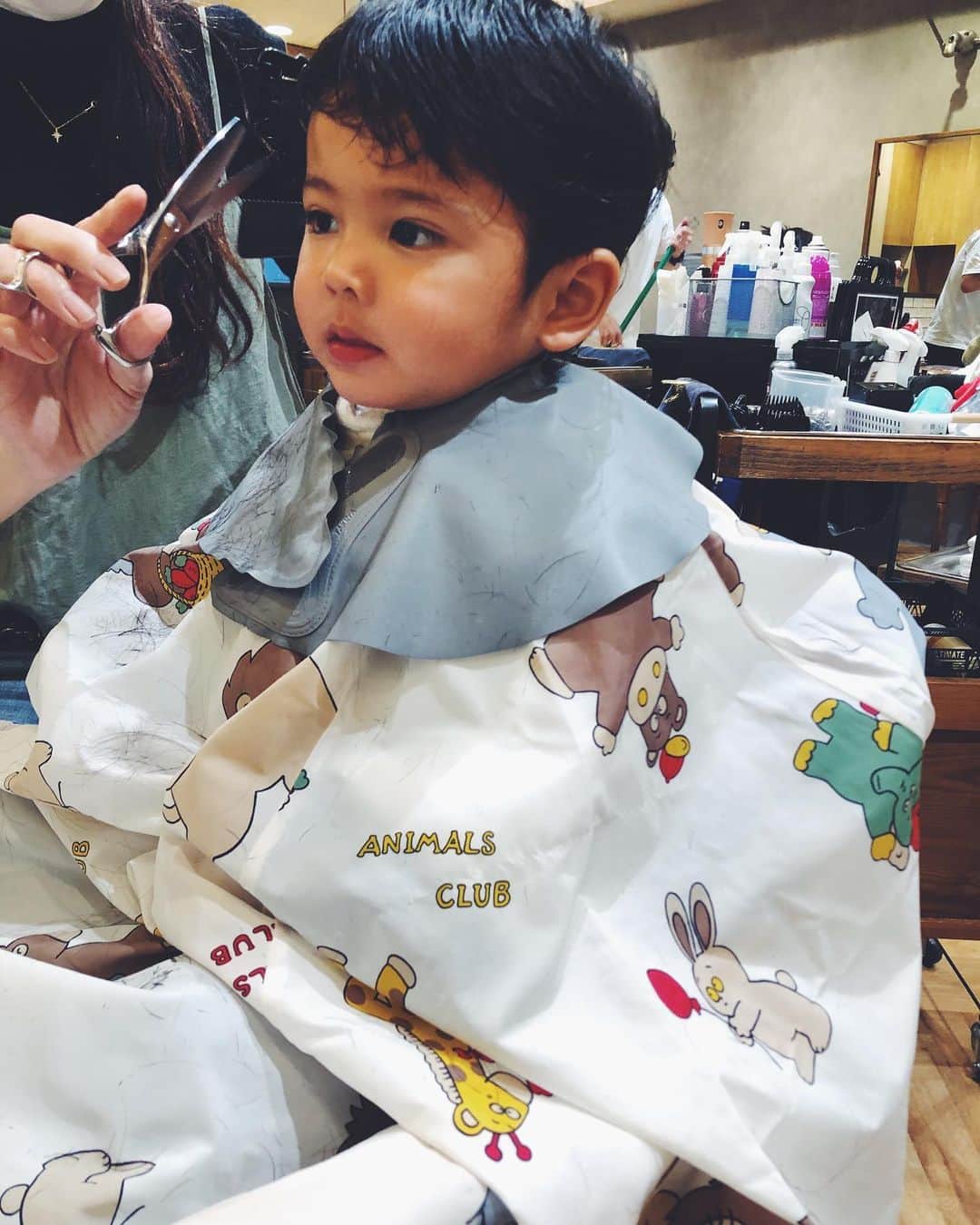 のインスタグラム：「#toddlerhaircut 💇🏻‍♂️  カットも子供の扱いも上手な友人のお陰で、ウキウキのGeorge 👦🏻 Rie いつも有難う♪」