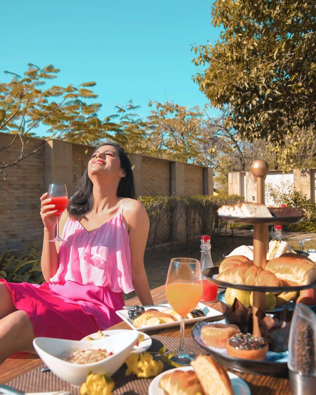 Aakriti Ranaさんのインスタグラム写真 - (Aakriti RanaInstagram)「Tag that one friend who you badly want to go on a girlfriend date with 😃 Check out the breakfast spread at @thewestinpushkar. Had a Perfect breakfast date with @simranchoudhary_ 👭🏼  Outfit - @ordinaree_  📸 @thirddimension  ——————————————————— #aakritirana #westinpushkar #pushkar #rajasthan #girlfriend #friends #girls #breakfast #traveller #foodporn #nature #bff #pink #food #date」1月28日 15時50分 - aakritiranaofficial