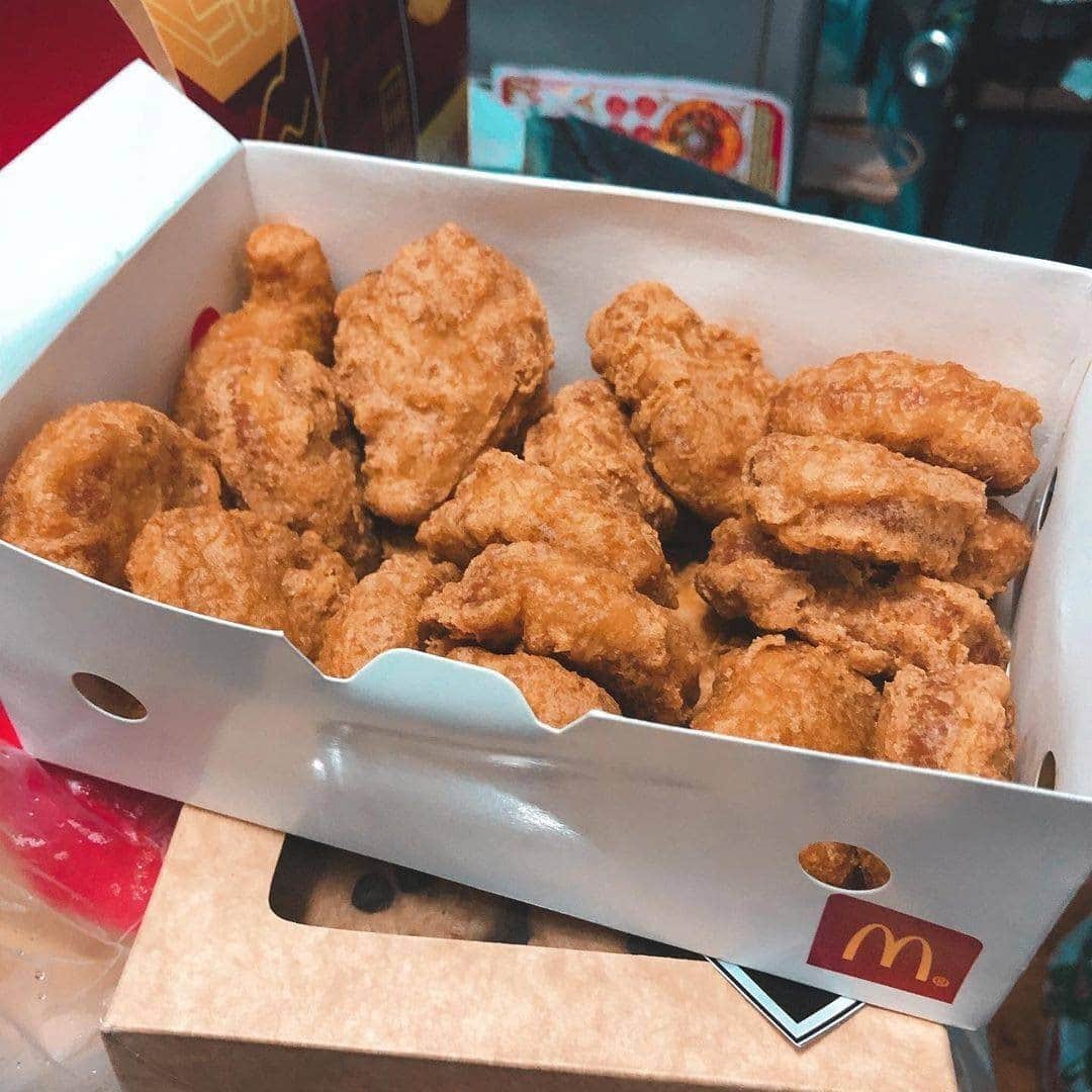 McDonald's Philippinesのインスタグラム：「Our kind of unboxing! Comment in hearts below how much you love these Chicken McNuggets in this photo! 😍   Photo by: @whenmicoeats」