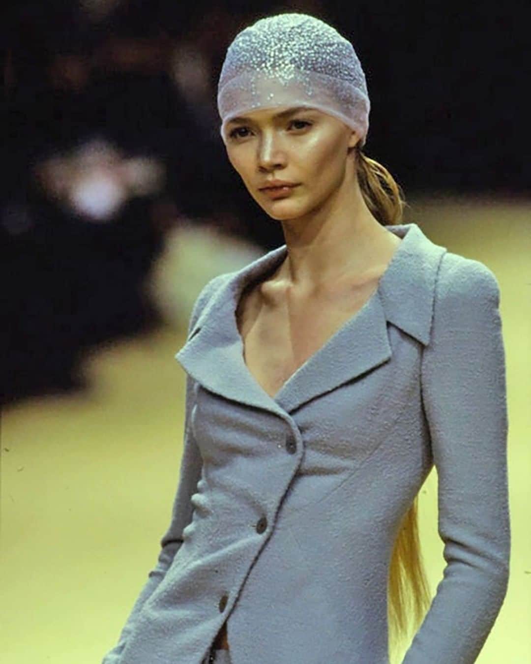 vintage Qooさんのインスタグラム写真 - (vintage QooInstagram)「Minimalism trend in late 90s ⛓  📸 : CHANEL Spring couture 1999  90年代後半は世界的に経済が低迷していたため、より実用的なデザインのファッションが流行るようになった時期です。 シャネルのコスチュームジュエリーも80年代の大振りで華やかだったゴールドカラーのデザインから徐々にシンプルで実用性のある、そして無機質な印象を与えるシルバーカラーへ切り替わって行きました。  #minimalism #vintageqoo #chanelvintage #chanel1999  #devonaoki #carmenkass #sustainablefashion」1月28日 16時00分 - vintageqoo