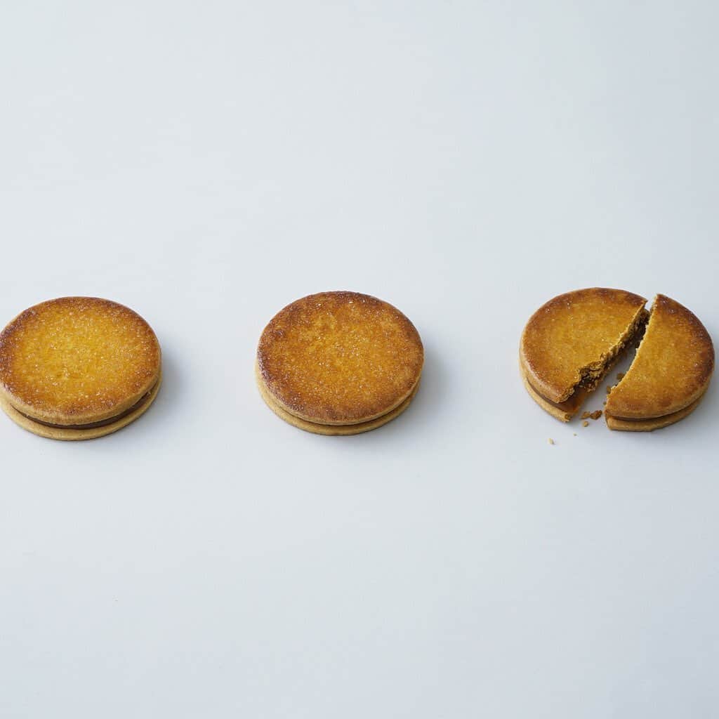 Cake.jpさんのインスタグラム写真 - (Cake.jpInstagram)「滑らかなキャラメルを挟んだ香ばしいキャラメルサンドクッキー5枚入り🍪💛  バニラとレモンのクッキーに、甘さを控えた滑らかな口当たりのキャラメルをサンドしました✨  表面にはキャラメリゼを施し、カリッと香ばしく焼き上げています❣️ピーナッツの自家製プラリネペーストを忍ばせた「塩プラリネ」と、シンプルな「バニラキャラメル」の2種類を詰め合わせた5枚セットです😊  ぜひご賞味ください🍪❣️ ＝＝＝＝＝＝＝＝＝＝＝ この投稿をtap→商品を見る、又はプロフィールのショップを見るからご購入頂けます🧁 ＊＊＊＊＊＊＊＊＊＊＊＊＊＊＊＊＊＊＊＊＊＊＊＊＊＊ ⁠ ⁠⁠⁠⁠⁠⁠⁠⁠⁠⁠⁠⁠⁠⁠⁠⁠Cake.jpでは、皆さんからシェアされた⁣⠀⁠⁠⁠⁠⁠⁠⁠ ⁠ 素敵なお祝いのコンテストをおこなっています⁠🙌⁠ ⁠ ⁠⁠⁠ ⁠ 👇フォトジェアニバーサリー参加方法👇⁠ ⁠ ⁠⁠  Cake.jpのケーキでのお祝いの様子を⁣⠀⁠⁠⁠⁠⁠⁠⁠⁠ ⁠ @iiicakejp #フォトジェアニバーサリー で タグ付けしてシェアするだけ🌈  ご参加を心よりお待ちしております💡 ⁠ ※当アカウントと同様のなりすましアカウントが報告されています。当社とは関係がございませんのでご注意くださいませ※ ＊＊＊＊＊＊＊＊＊＊＊＊＊＊＊＊＊＊＊＊＊＊＊＊＊＊  #美味しいもの好きな人と繋がりたい#おうちスイーツ#お取り寄せスイーツ #お家パーティー#お取り寄せグルメ#甘党#素敵なお祝い#スイーツ好きな人と繋がりたい#食べるの好きな人と繋がりたい#お土産#手土産スイーツ#スイーツ好き#スイーツ部#プレゼント#サプライズ#お菓子#いつもありがとう#かわいいスイーツ#オシャレなスイーツ#おうちカフェ#ご褒美#ご褒美スイーツ#クッキー#バニラ#キャラメル#レモン#キャラメルサンドクッキー#かわいいお菓子」1月28日 16時01分 - cakejp_official