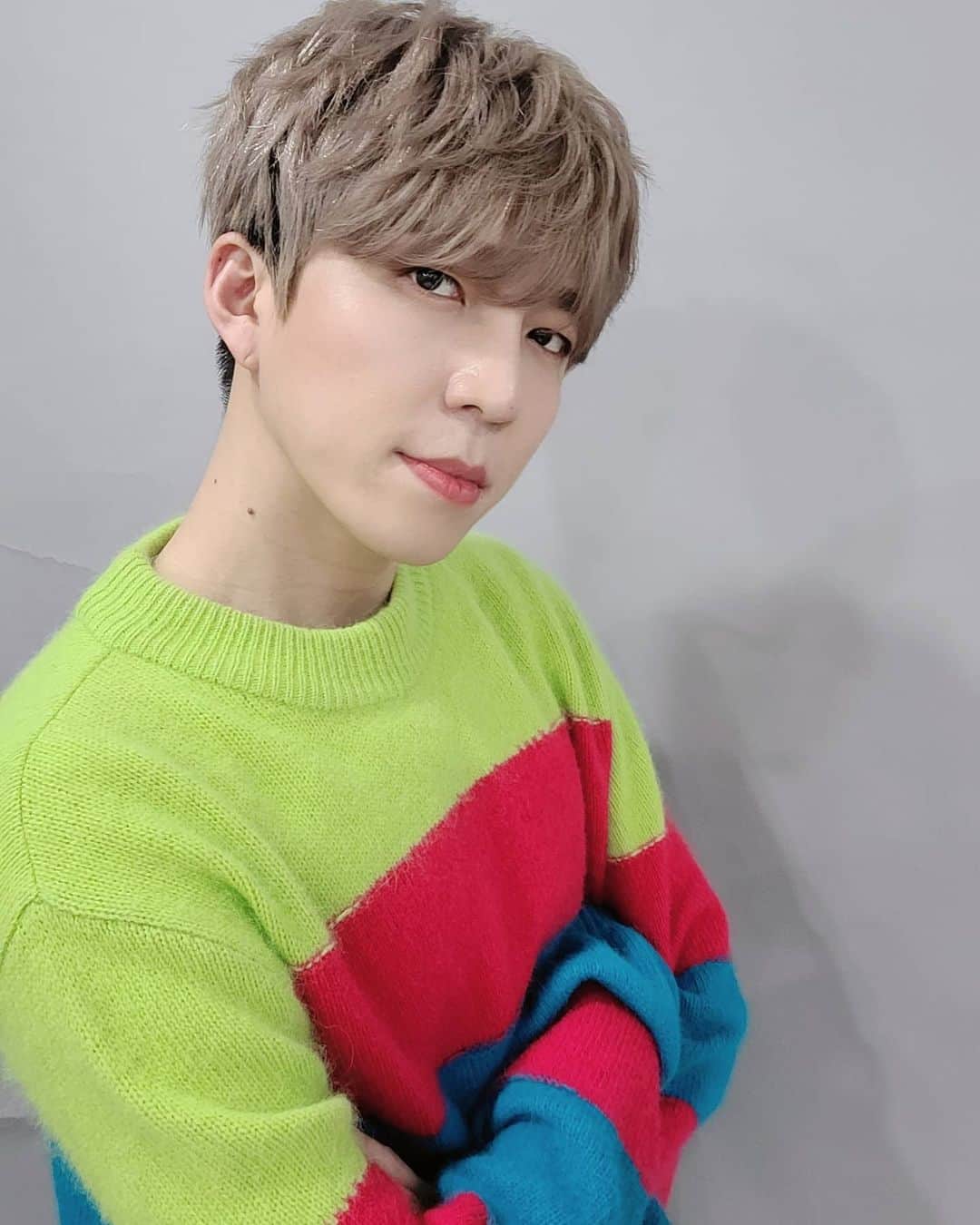 U-KISS（ユーキス）のインスタグラム：「[#수현] 키스미❣ 아침에 눈 오고 지금은 바람이 많이 부는데 건강 조심하시고😷 이런 날엔 어제 나온 'I Wish' 듣는 게 딱이죠~!  #유키스 #UKISS #SOOHYUN  #I_Wish」