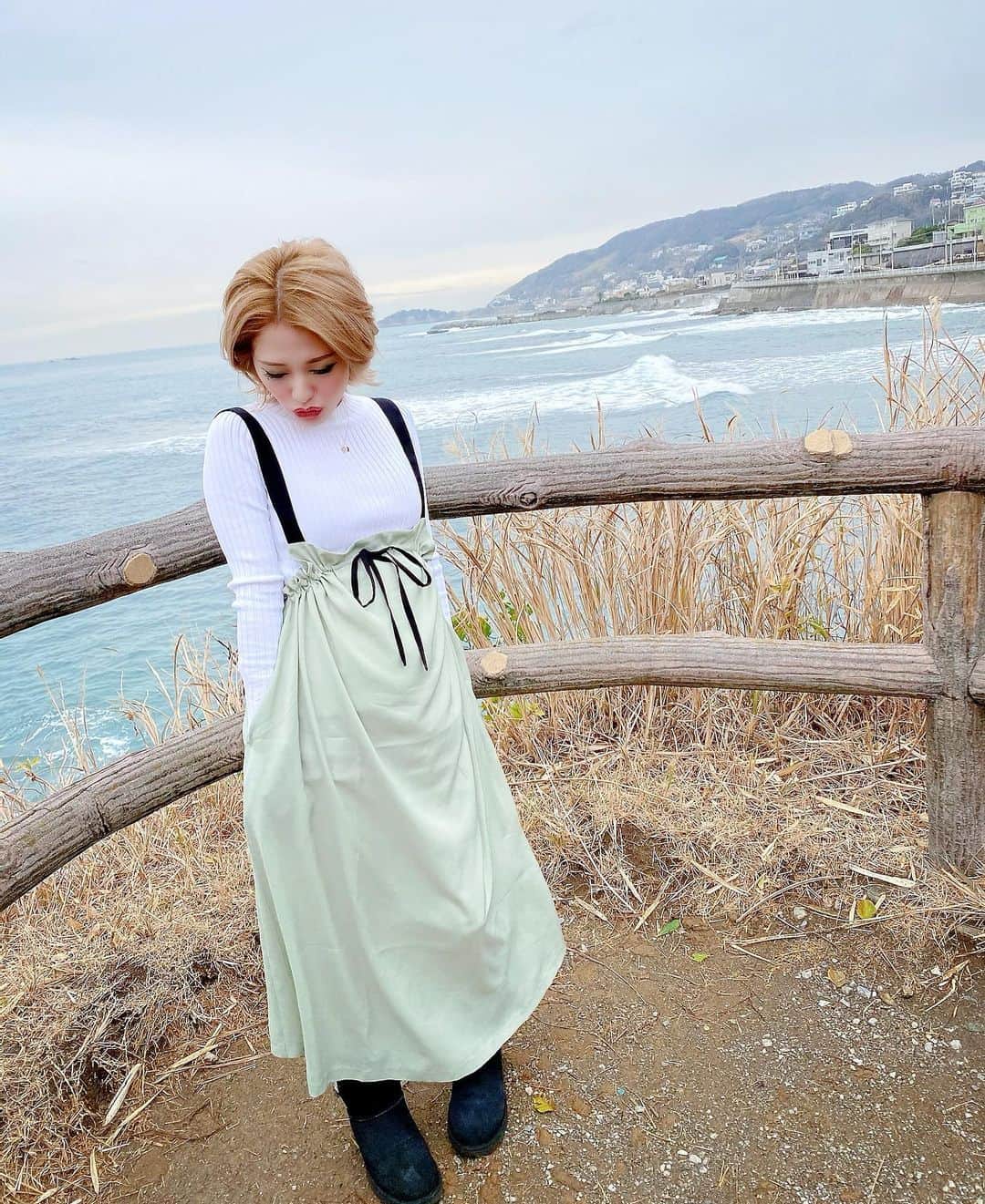 のインスタグラム：「. なかなか海外には行かれないけど 日本にも素敵なところはたくさん🥰  #葉山　#葉山カフェ #葉山ランチ #maternity #maternityfashion #maternitylife #マタニティ　#マタニティコーデ #マタニティライフ #マタニティファッション #マタニティ生活 #ファッション　#blond #blondbob #ブロンド　#金髪ショート　#金髪ボブ　#レイヤーボブ　#ボブ　#ocean #sea #shore #海　#海岸　#妊婦　#妊婦コーデ #妊婦生活 #妊娠中 #妊娠中期 #妊娠6ヶ月」