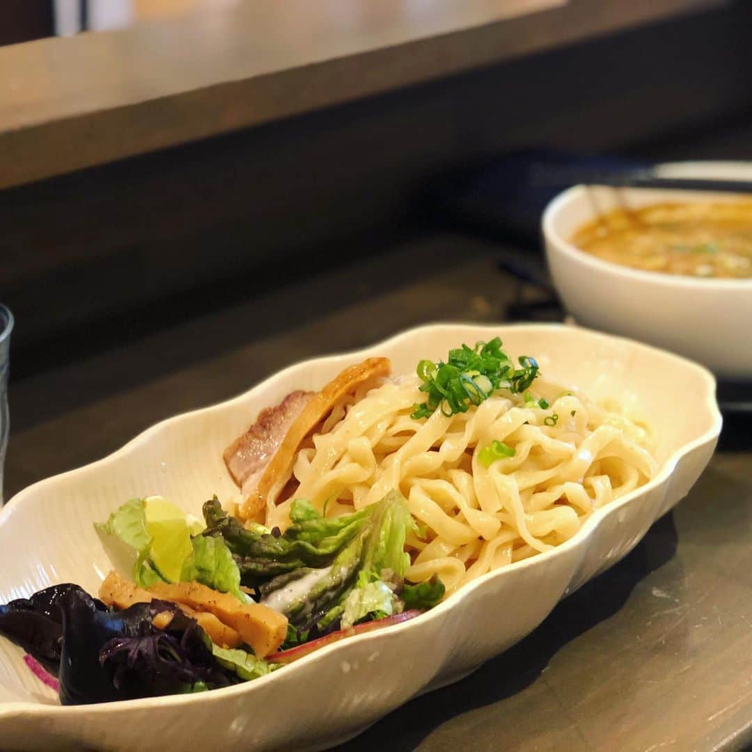 望月衛介のインスタグラム：「珍しくつけ麺食べた。  ラーメン屋なのに 長居できたから 最近お気に入りのnoteを読んでから、お店を出た。  雨が雪になっていた。  #一閑人」