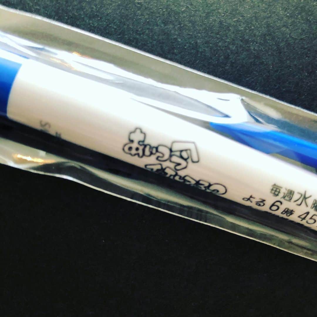 落合健太郎さんのインスタグラム写真 - (落合健太郎Instagram)「先日テレビ番組、 #あいつ今何してる で #松平健 さんの #マツケンサンバ ヒットの火付け役の一人として紹介して頂きました。 名古屋のラジオ局、 #zipfm で2000年に CLICK Z LINEという番組で デビュー 月曜日から土曜日まで深夜3時から6時まで深夜。 当時のディレクター、遠藤さんと 面白がってマツケンサンバをかけまくり、メッセージを紹介してた。  あの頃は勢いが全てだった。 経験は大事だけど、 未知の勢いというのは あの頃しか出せない。  番組を見てくれた 70歳をこえ、80に近い叔母から ラインが来た。  一生懸命打ってくれたのだろう。 改行をするつもりが送信に なってしまったのだろう。 途切れ途切れの文章が愛おしい。  読みやすいようにと 文字変換して返事をしたら なんかチャラい感じになってしまった。 その後、美恵子おばさんから 返信はない、、、」1月28日 16時09分 - dj_ochiken1117