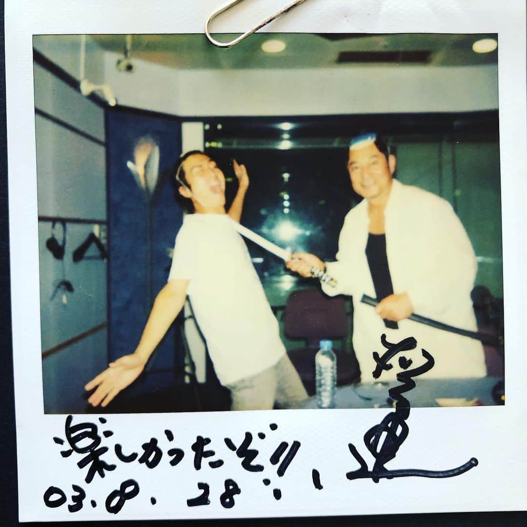 のインスタグラム：「先日テレビ番組、 #あいつ今何してる で #松平健 さんの #マツケンサンバ ヒットの火付け役の一人として紹介して頂きました。 名古屋のラジオ局、 #zipfm で2000年に CLICK Z LINEという番組で デビュー 月曜日から土曜日まで深夜3時から6時まで深夜。 当時のディレクター、遠藤さんと 面白がってマツケンサンバをかけまくり、メッセージを紹介してた。  あの頃は勢いが全てだった。 経験は大事だけど、 未知の勢いというのは あの頃しか出せない。  番組を見てくれた 70歳をこえ、80に近い叔母から ラインが来た。  一生懸命打ってくれたのだろう。 改行をするつもりが送信に なってしまったのだろう。 途切れ途切れの文章が愛おしい。  読みやすいようにと 文字変換して返事をしたら なんかチャラい感じになってしまった。 その後、美恵子おばさんから 返信はない、、、」