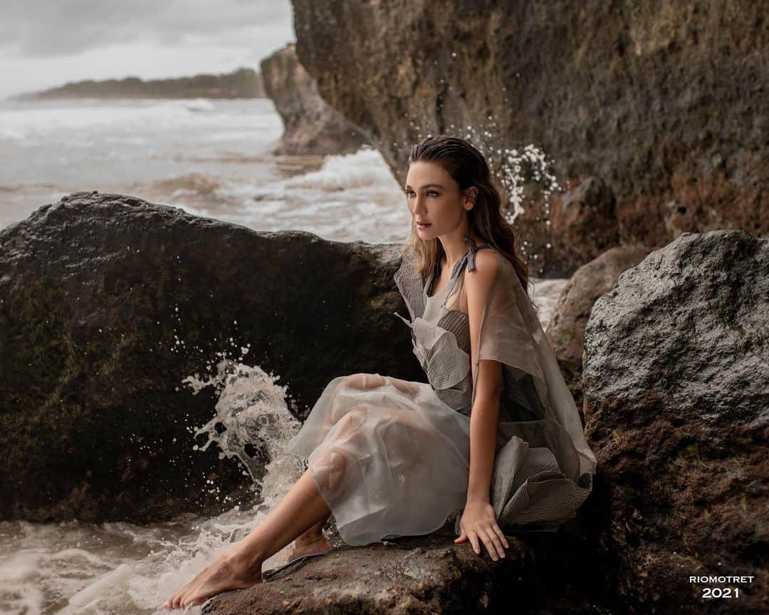 ルナ・マヤのインスタグラム：「PHOTO BY @riomotret @riomotretofficial  STYLIST @svastiari  DRESS @studiojeje   #riomotret #riomotret2021 #riocelebritybeautyportrait  #IndonesiancelebritybyRIOMOTRET」