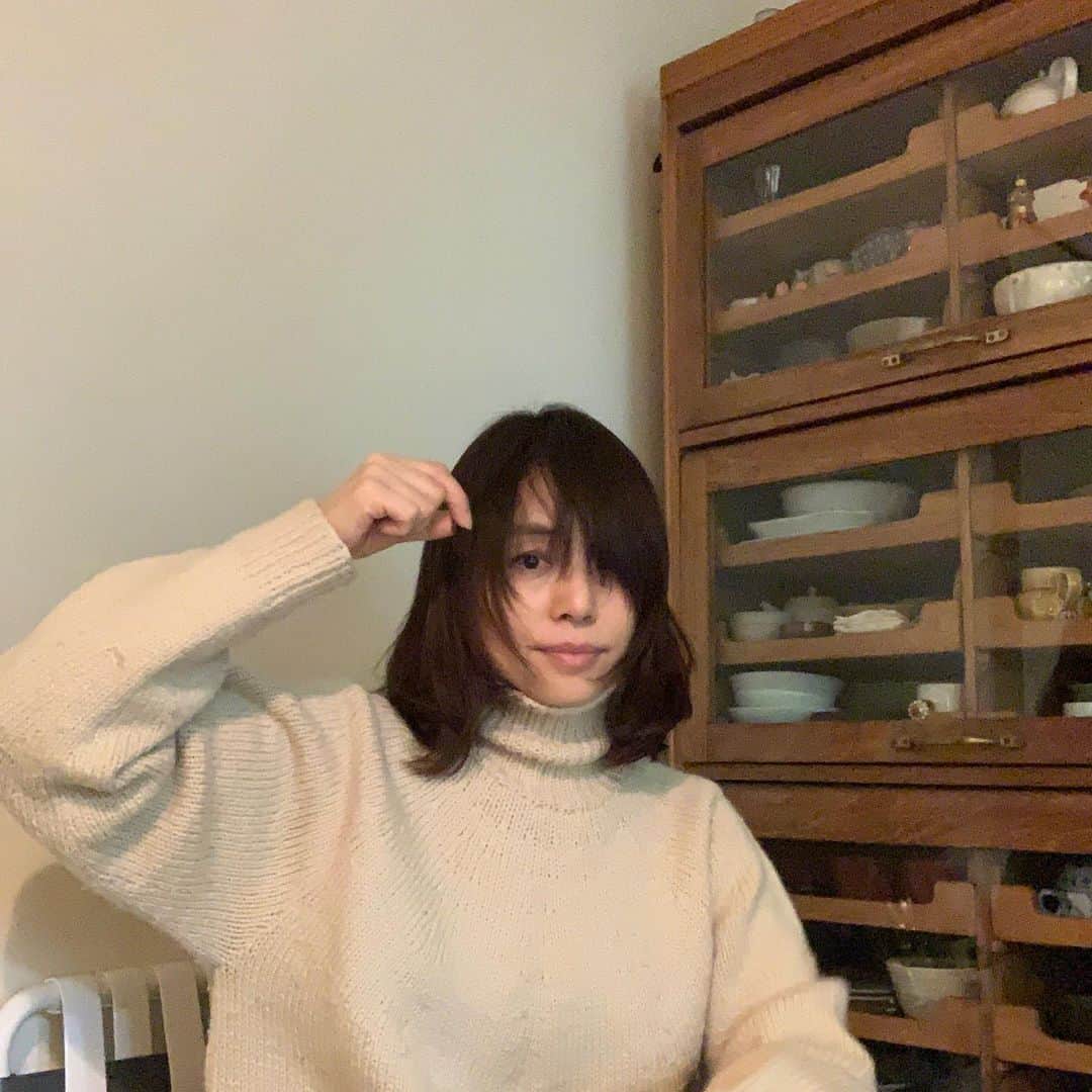 石田ゆり子さんのインスタグラム写真 - (石田ゆり子Instagram)「髪が伸びた。 それだけの話です 👀🙏🏻 髪を伸ばしています… はい。」1月28日 16時20分 - yuriyuri1003