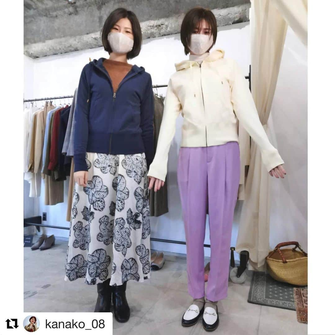 大友愛さんのインスタグラム写真 - (大友愛Instagram)「こんなに袖の長いキレイ目パーカーに出会った事ありますか？？私は一度もなく腕まくりをして誤魔化してきてる事がありました😭高身長さんなら分かってくれるはず🙈袖を欲しがると横幅も出てカジュアル感がUPしてしまいますよね。 もちろんそーゆーパーカーも大好きです💕💕 かなちゃんからサンプル届きました！って連絡が入ると行く日までワクワクが止まらない🙈💕 皆さんにもワクワクしてもらえますよーに🤲💓  #Repost @kanako_08 with @get_repost ・・・ 先日の愛さんとわたし♡⠀ ⠀ 長かった開発期間.....⠀ 大友愛さん @akimoto88 リクエストで制作をはじめた、⠀ ⠀ 細身でオシャレで上質な生地を用いた⠀ 私たちサイズのパーカーがついに完成しました🙌🙌🙌⠀ ⠀ 愛さんも心から納得の1着になりました🥺🥺🥺❤⠀ ⠀ サイズ感、⠀ ⠀ 素材、⠀ ⠀ 色味.....⠀ ⠀ どれをとっても納得の仕上がりに、2人して泣きそうです😭😭⠀ ⠀ ⠀ 2月下旬頃の予約販売開始予定です❣️✨⠀ ⠀ もうしばらくお待ちくださいませ🥰🙌⠀ ⠀⠀ -------⠀⠀ Skirt, Pants, Hoodie : #ATEYAKA @ateyaka.official⠀⠀ ⠀⠀ ⠀⠀ #長身アパレル #長身ブランド #高身長ブランド #高身長女性とつながりたい #オーバーサイズ #トールサイズ #おしゃれさんと繋がりたい #モデルサイズ #パーカー #腕長い #そで長い #のっぽコーデ部 #イチナナマルエフ」1月28日 16時20分 - ai_dayooon