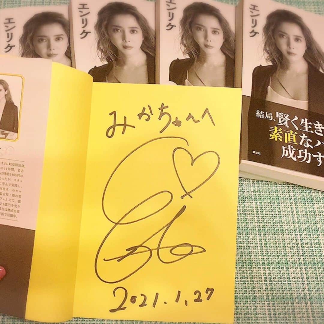 青木美香さんのインスタグラム写真 - (青木美香Instagram)「ちかさんのスペシャル企画で、『シャンパンサロンエンリケ』に行ってきました🍾✨  エンリケさん顔が小さい❣️かわいい✨ ちかさん陶器肌❣️美しい✨ 2人ともインスタで見ていたままでした💖 気さくでニコニコしてて緊張が一気にほぐれました☺️  おにぎりさんにも会えた〜🍙💕 優しくてかわいい笑顔の方でした☺️  初めましての女の子たちも美しくて優しかった😍 また行きたいなー💖 またみんなに会いたいなー💖  ちかさん本当にありがとうございました😊！！！  #シャンパンサロンエンリケ #美容家ちかさん素敵すぎる#幸せな一日 一日」1月28日 16時13分 - aokimikaa