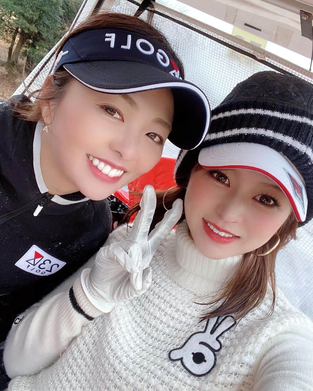 坂之下侑子のインスタグラム：「#菊池明砂美プロ #見ての通り #雨も降って #めちゃくちゃ #寒かったけど #一緒のメンバーが #楽しくて #一日あっという間でした #お疲れ様でした #プロゴルファー #女子プロゴルファー #☃️❄️ #🤍🤍🤍」