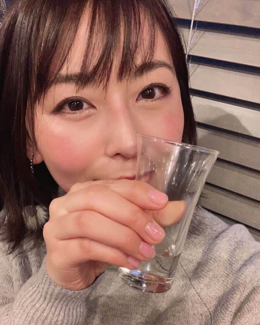 伊藤えみさんのインスタグラム写真 - (伊藤えみInstagram)「全然酔っ払わないんですー。顔も赤くならないしー。  自分のこと全然分かってない人？はーい🙋‍♀️  #日本酒 #ほろ酔い #チーク要らず #珍しい一コマ #sake #japanesesake  #お酒強い #けど飲み慣れないお酒は弱い #といっても強いんだけど」1月28日 16時16分 - itoemi1019