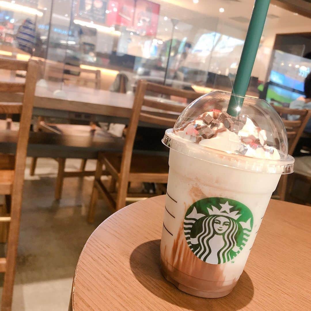 尾野寺みさのインスタグラム：「﻿ ﻿ ﻿ スタバの新作ってやつです﻿ ﻿ ﻿ (ファンの方に頂いたスタバカードで飲みました！ありがとう💕)﻿ ﻿ ﻿ #スタバ #スタバ新作 ﻿ #メルティ生チョコレートフラペチーノ﻿ #🍫 #Starbucks #新作フラペチーノ﻿ #カフェ #友達 #勉強」