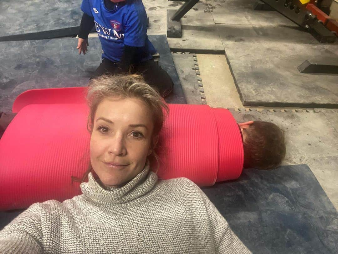 ヘレン・スケルトンさんのインスタグラム写真 - (ヘレン・スケルトンInstagram)「Every intention of sticking to the work outs @cb_perform sends me..... but really enjoying re enacting the tale of Samuel whiskers with my kids. Why do they always enjoy the dark tales!? Sorry chris I am doing most of it promise 💪 😘😘 #boys #beatrixpotter  #workout #grateful #theseboys #thesearethedays #myboys #yoga #hiit」1月28日 16時17分 - helenskelton