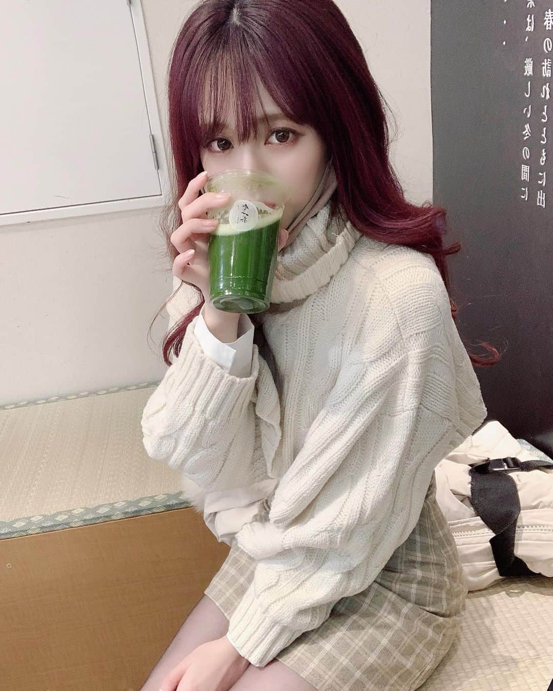 メルのインスタグラム：「抹茶びーるがうまいんじゃ❕」