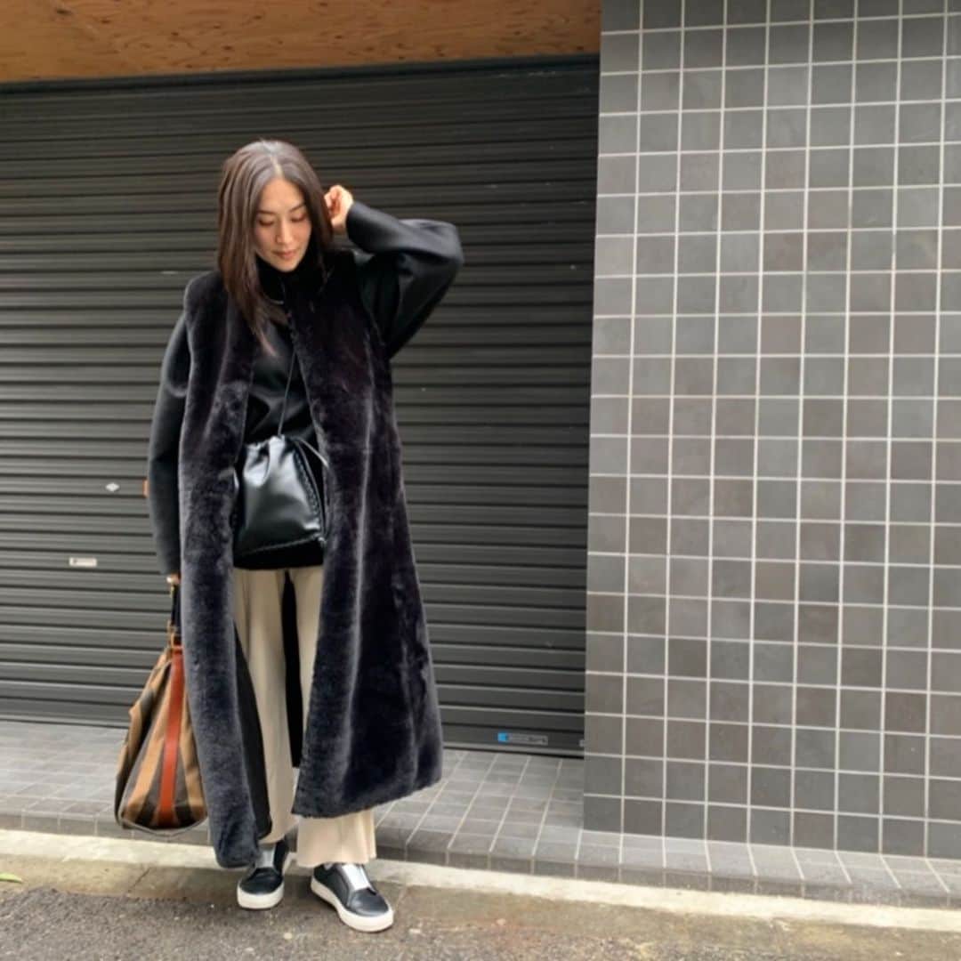 亀恭子のインスタグラム：「モコモコ。  ファーのジレ、お袖がなくてもなかなかあたたかかくて、 真冬も活躍してます。  東京、夕方から雪が…  ちなみに出先の空き時間で仕事がしたくて 本日バッグは2つ。  ちょっと久しぶりに引っ張り出したFENDIが新鮮な気分。 VASICの斜めがけは春の新作。  新旧mix  写真はヘアカラーの後。 アッシュとグレーのレイヤード。 air ginza tower キムの愛弟子・左近君ありがとう。  today's… #fashion #ootd #kkstyle #tokyo #kamescloset #giret #uhr #knit #toteme #cutandsew #framework #pants #newans #bag /bigone #fendi #bag /smallone #vasic #shoes #pierrehardy #winter #january」