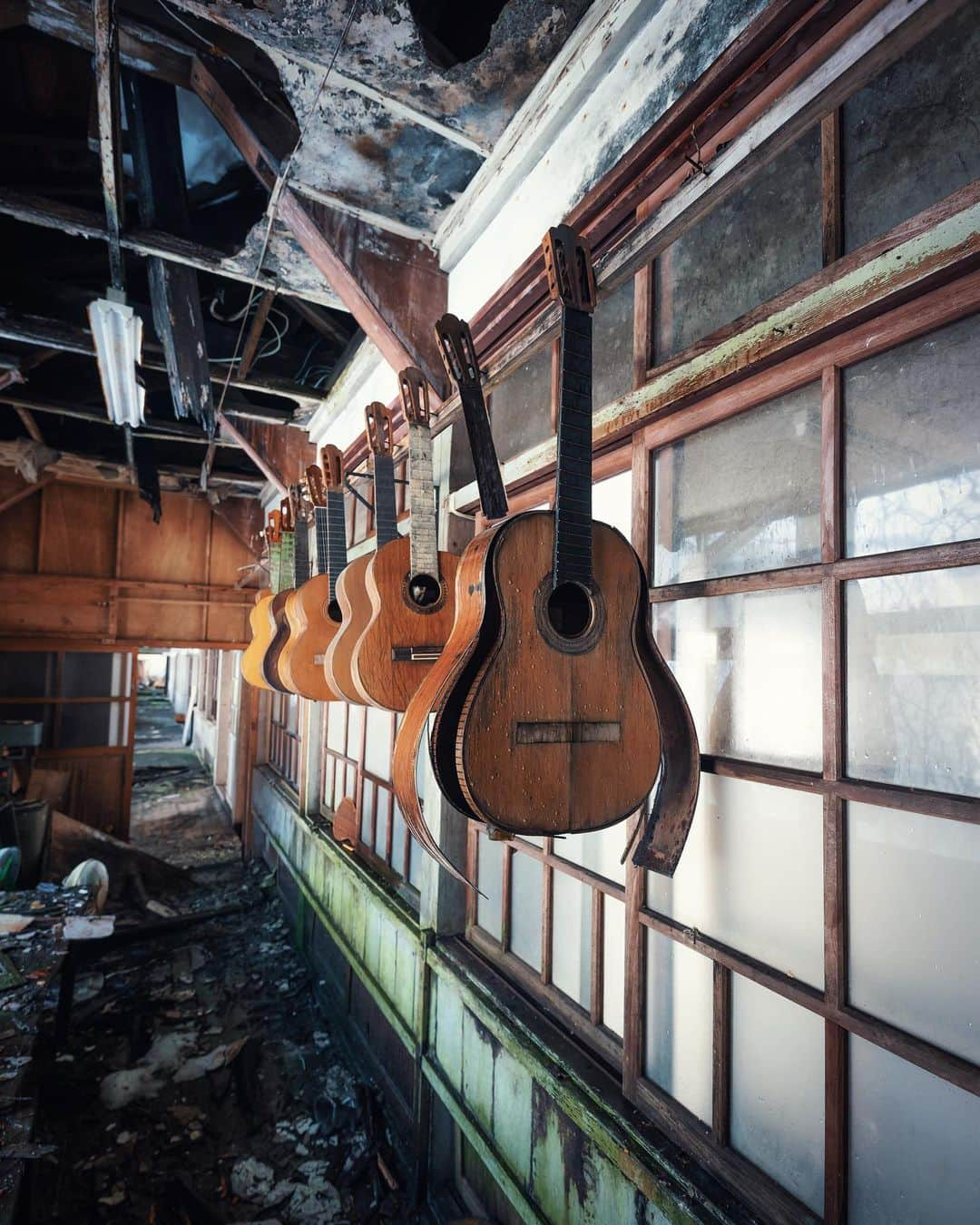 啝 （わ）のインスタグラム：「Guitars 𓆲 𓆲 𓆲 #abandonedafterdark #urbex_supreme #desertedplaces #abandon_seekers_ #urbex_regards #welcometwoneverland #kings_abandoned #abandonedcentral #the_urbex_institute #renegade_abandoned #rsa_preciousjunk #glitz_n_grime #gotrespassing #savethedecay #bandorebelz #abandoned_addiction #abandoned #urbex #global_urbex #urbex_utopia #abandonig #allabandoned #urbex_kings #sombrexplore #grime_lords #urbxtreme #all_is_abandoned #discarded_butnot_forgotten #廃墟 #made_in_decay」